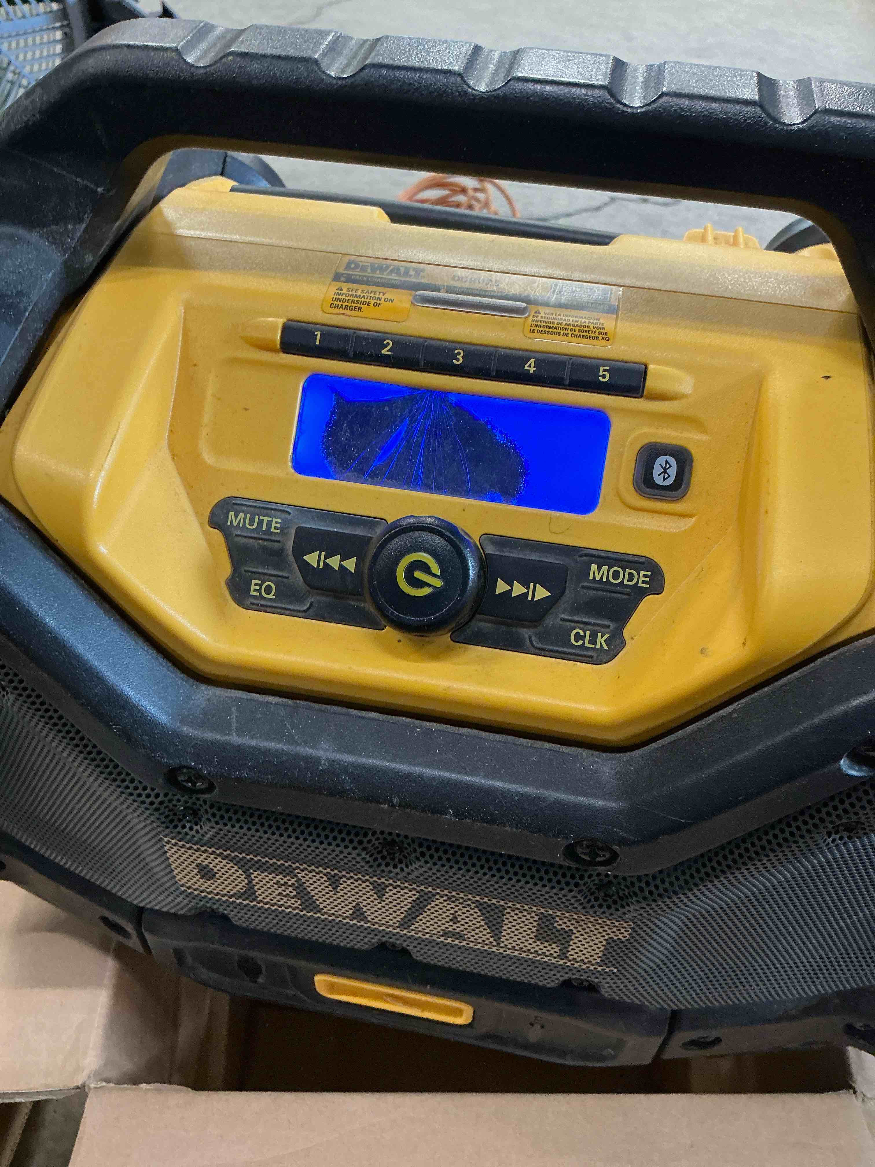 Condition photo showing Good Condition for dewalt 20v max* portable radio & battery charger, bluetooth (dcr025) (b01h9bln3k)