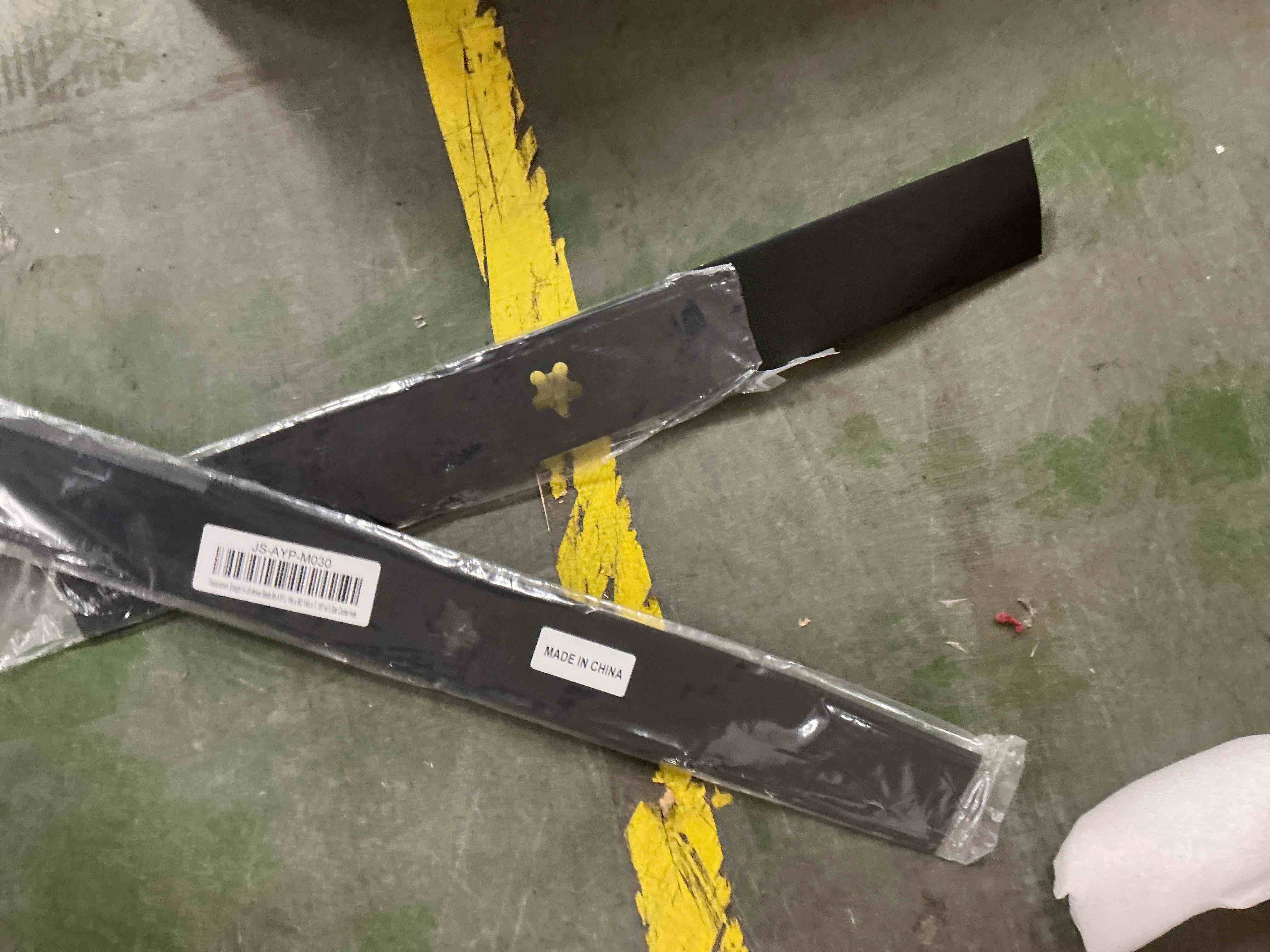 Condition photo showing New/Like New for straight high-lift blade fits ayp 12784 127842 131322 134148 138497 38" dec