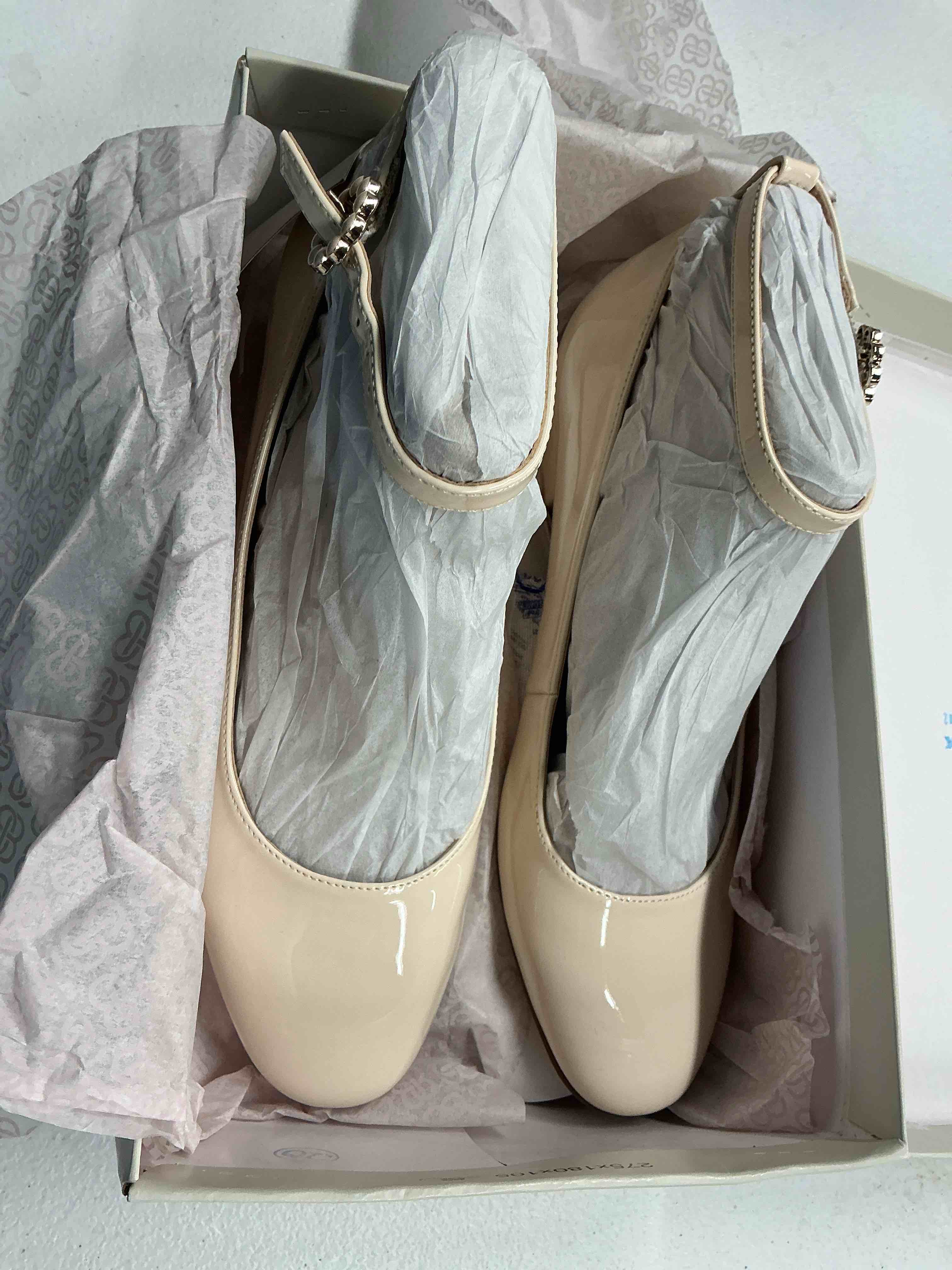 Condition photo showing Good Condition for bandolino lexy high women's heels ivory patent : 8 m, leather