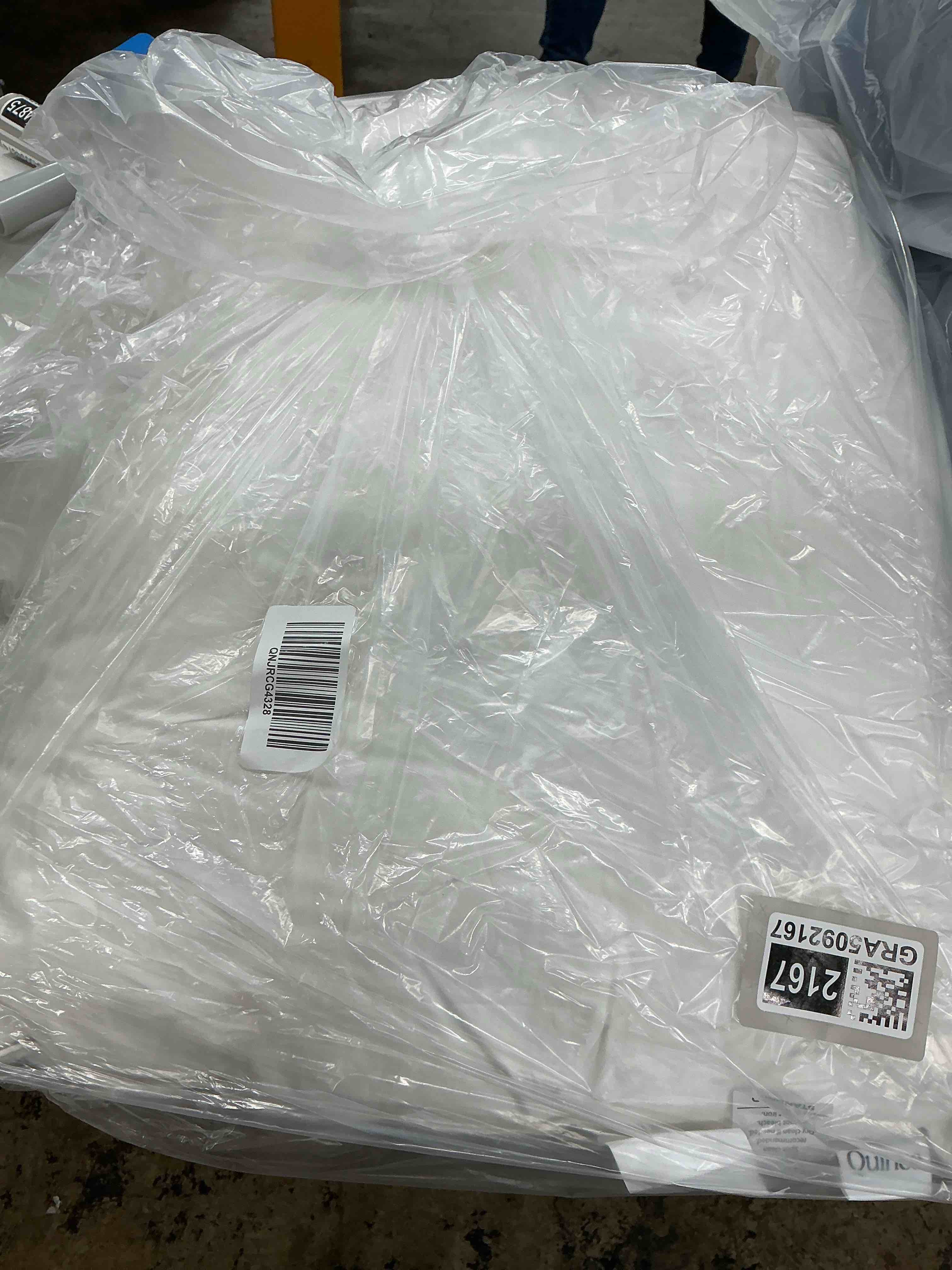 Condition photo showing Good Condition for quince premium down pillow, standard, medium