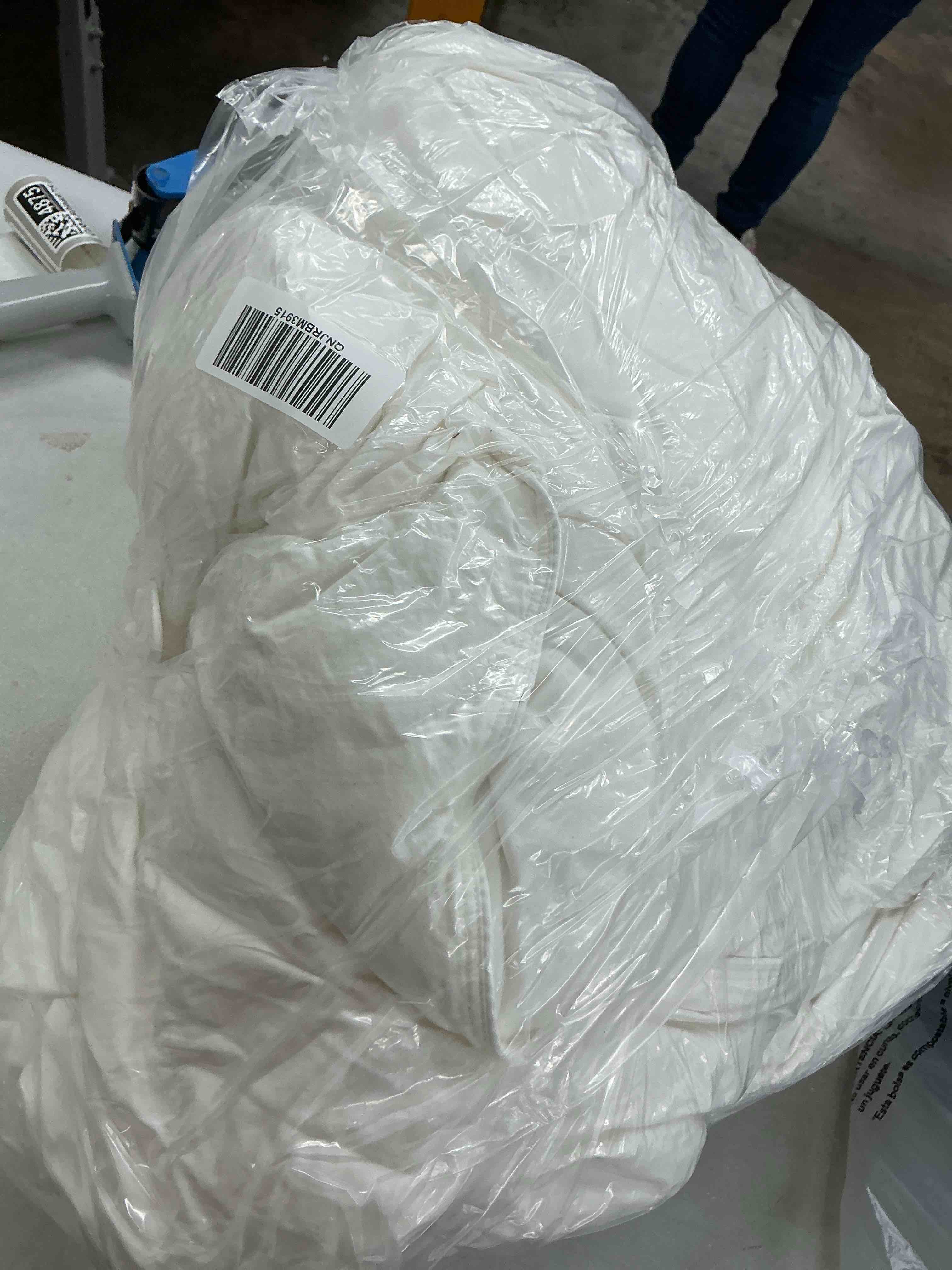Condition photo showing Good Condition for quince premium down alternative comforter, full/queen, white