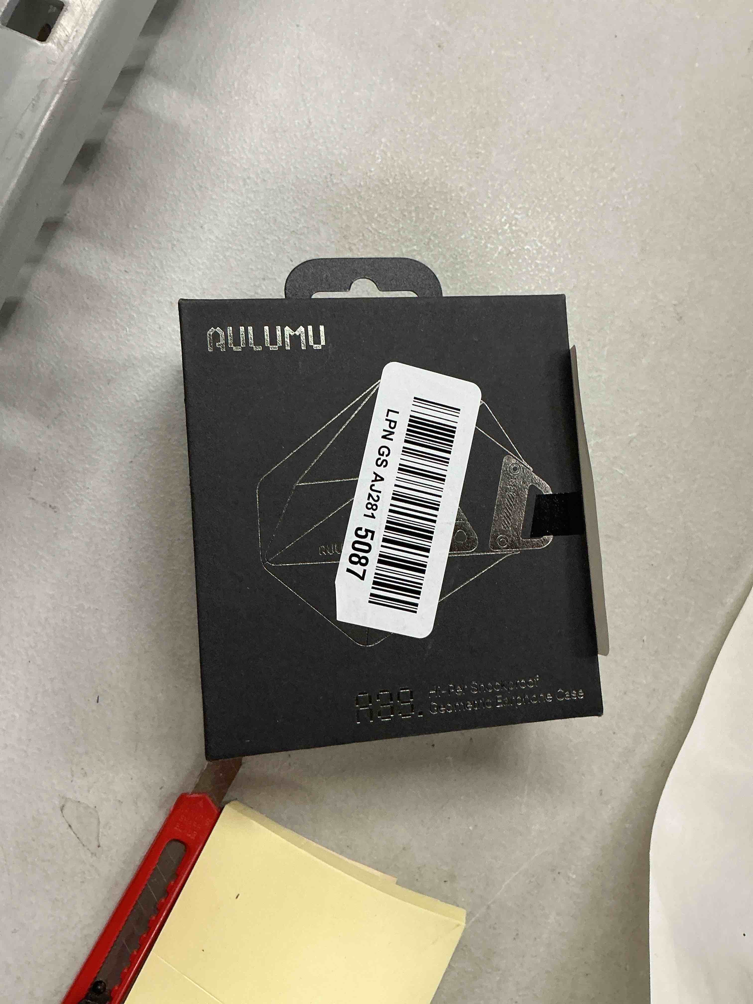 Condition photo showing Good Condition for aulumu a39 geometric airpods pro 3 case with lock | protective cover with nylon buckle | alloy armour | compatible with apple airpods pro 3rd generation case (2025) - black airpods pro 3 black