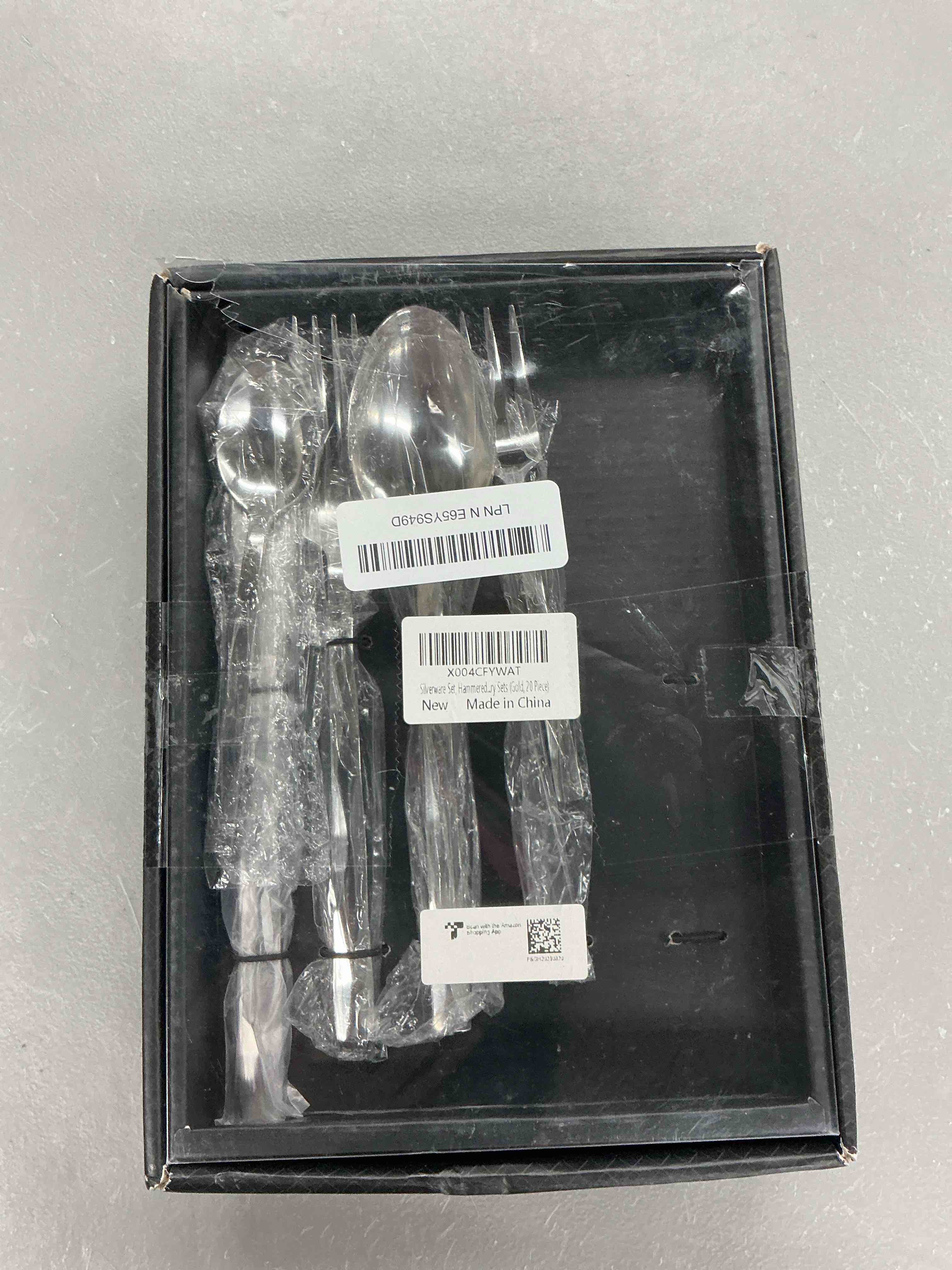 Condition photo showing Good Condition for 20-piece gold heavy duty 18/10 stainless steel flatware set, 4 place setting including knife, fork, spoon, dishwasher safe luxury hammered gold 20 pieces for 4