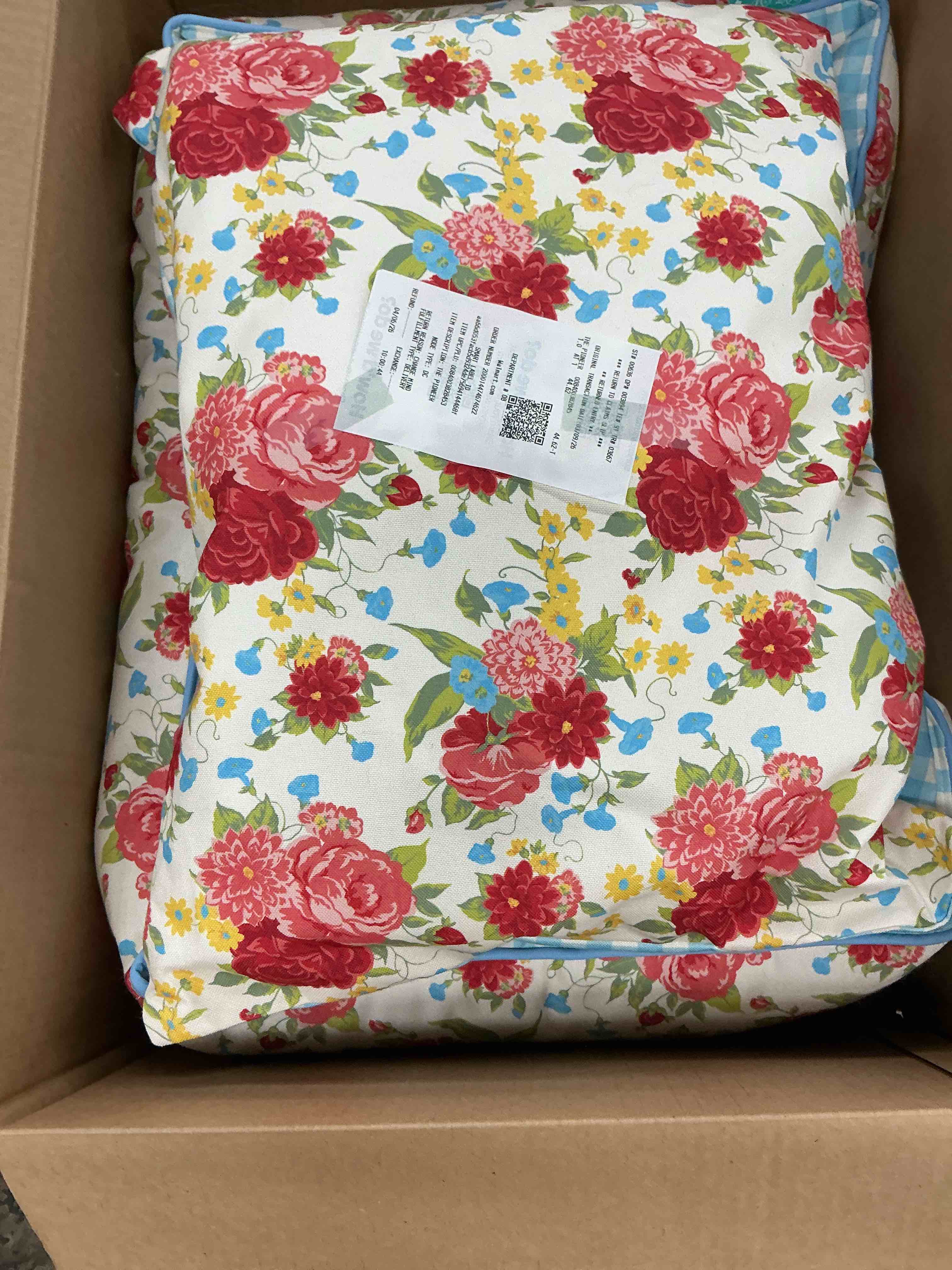 Condition photo showing Good Condition for the pioneer woman pet bed, sweet romance medium 25" x 21