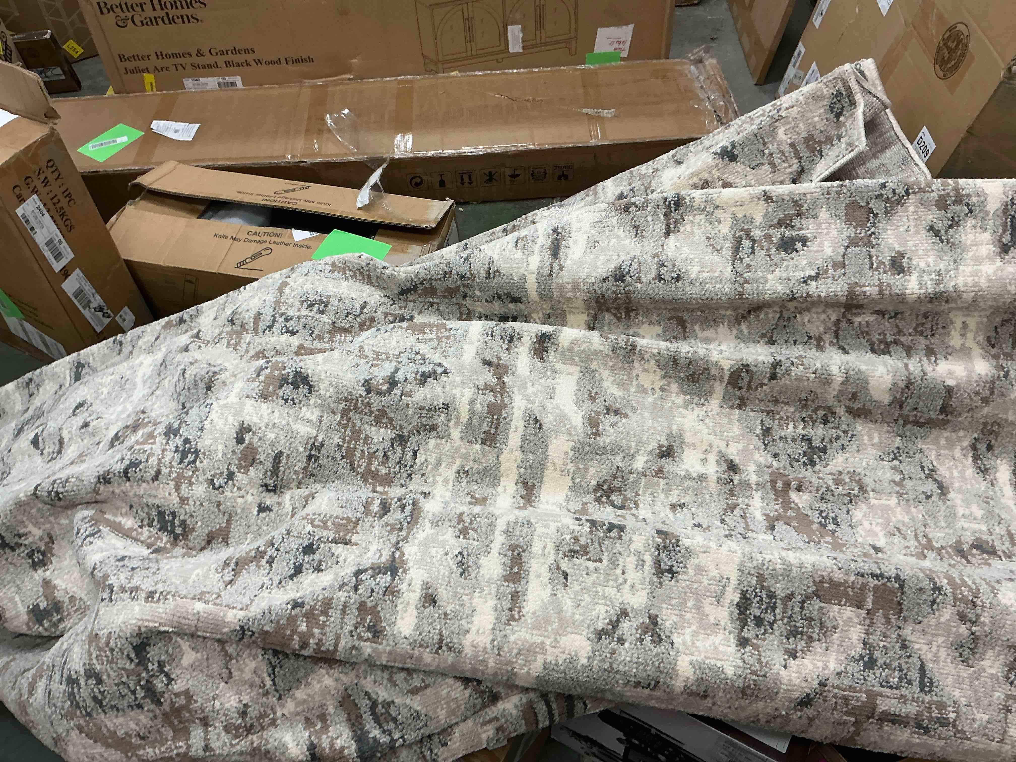 Condition photo showing Good Condition for 7x10 Gray And Ivory Abstract Power Loom Distressed Area Rug