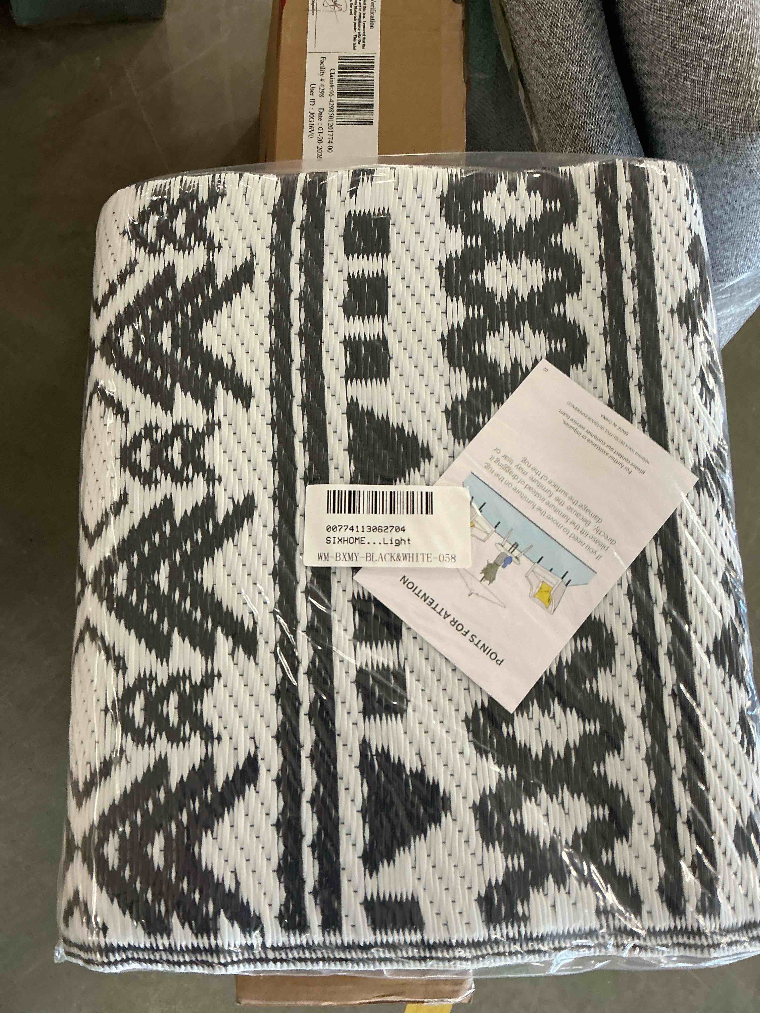 Condition photo showing New/Like New for SIXHOME Outdoor Rug 5 x8  Waterproof Reversible Patio Rug Boho Geometric Indoor Outdoor Rugs Lightweight Plastic Straw Ourdoor Carpet for RV Camping Deck Balcony Modern Porch Decor Black and White