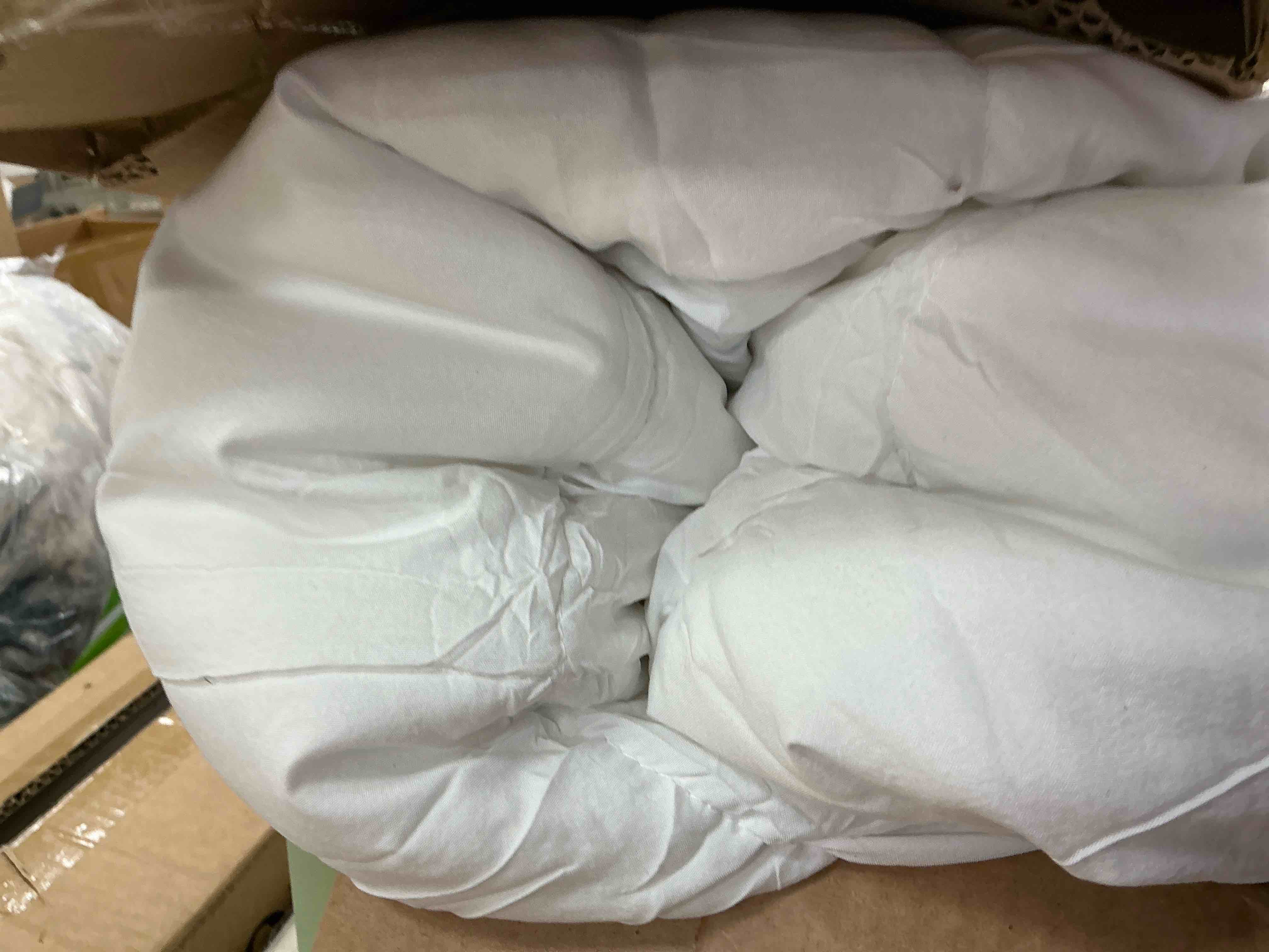 Condition photo showing Good Condition for U by Bedsure All Season Down Alternative Comforter Duvet Insert, Machine Washable Quilted Reversible Duvet Insert with Corner Tabs, White, King Size, 102x90 inches