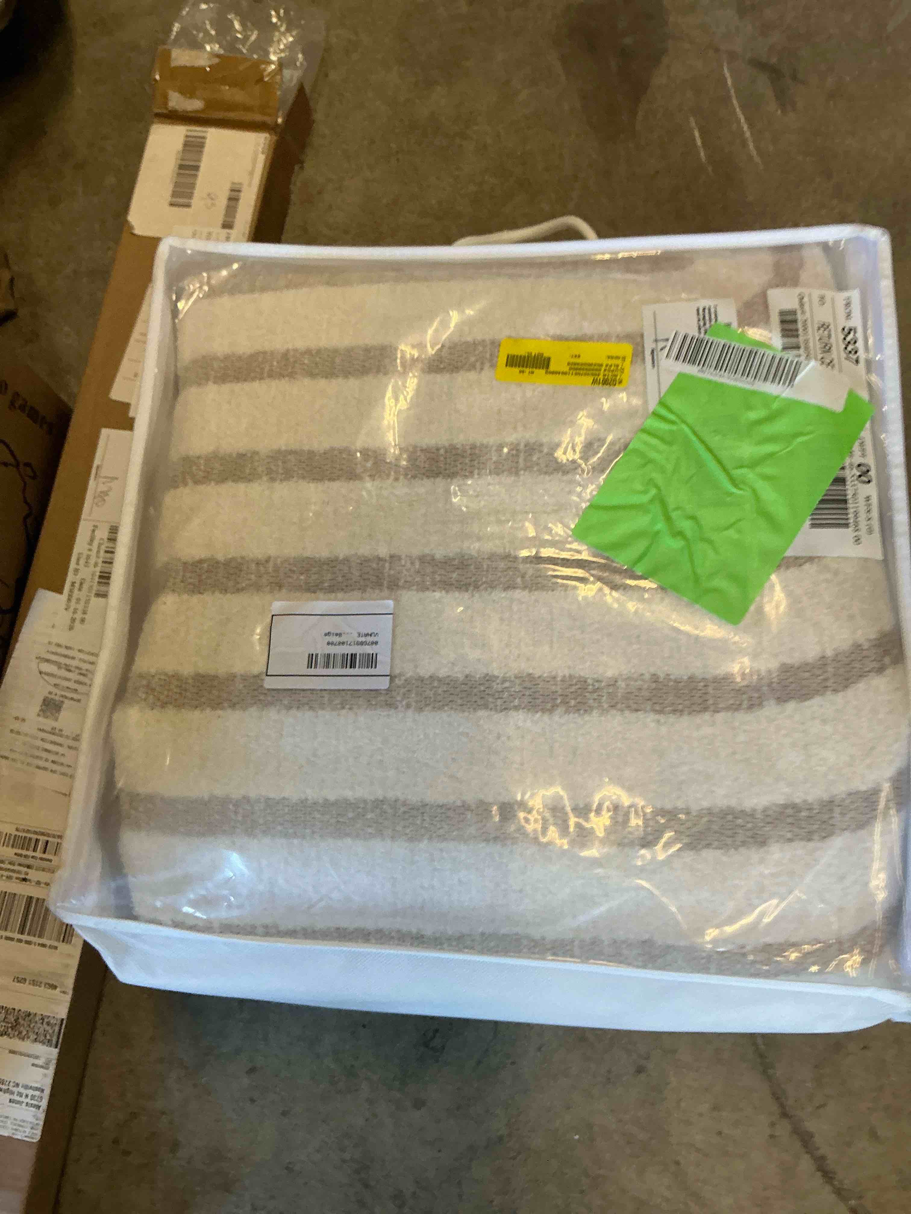 Condition photo showing New/Like New for VUNATE 8 x10  Area Rugs for Living Room Jacquard Textured Modern Rugs Soft Geometric Rug for Bedroom Mid Century Washable Rug Non-Slip Bohemian Carpet Perfect for Dining Room Office Beige