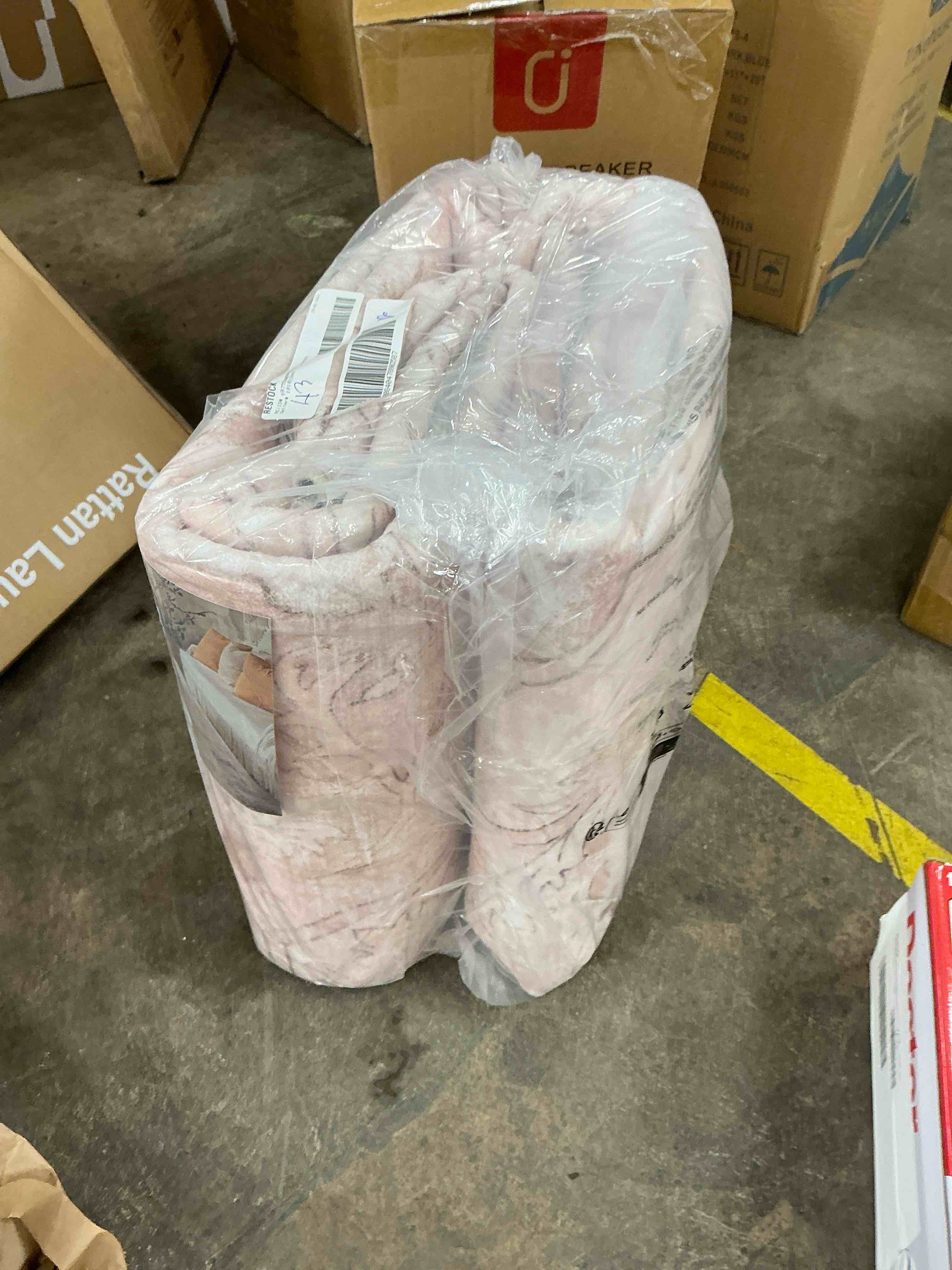 Condition photo showing New/Like New for CHITOOMA 8'x10' Machine-washable Area Rugs for Living Room, Boho Floral Area Rugs with Non-Slip Backing, Stain Resistant Non-Shed Carpet for Bedroom, Dining Room, Dorm, Office