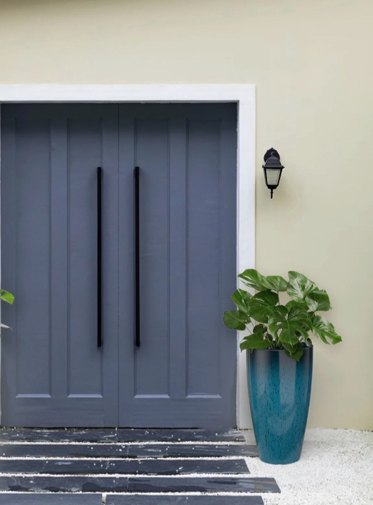 Condition photo showing Good Condition for FIASON Large Plastic 21" Inch Dark Teal Blue Tall Planters,Tall Plant Pots for Outdoor Indoor with Shelf Inset, Glossy Smooth Finish Large Flower Pot with Drainage Holes for Front Porch Patio