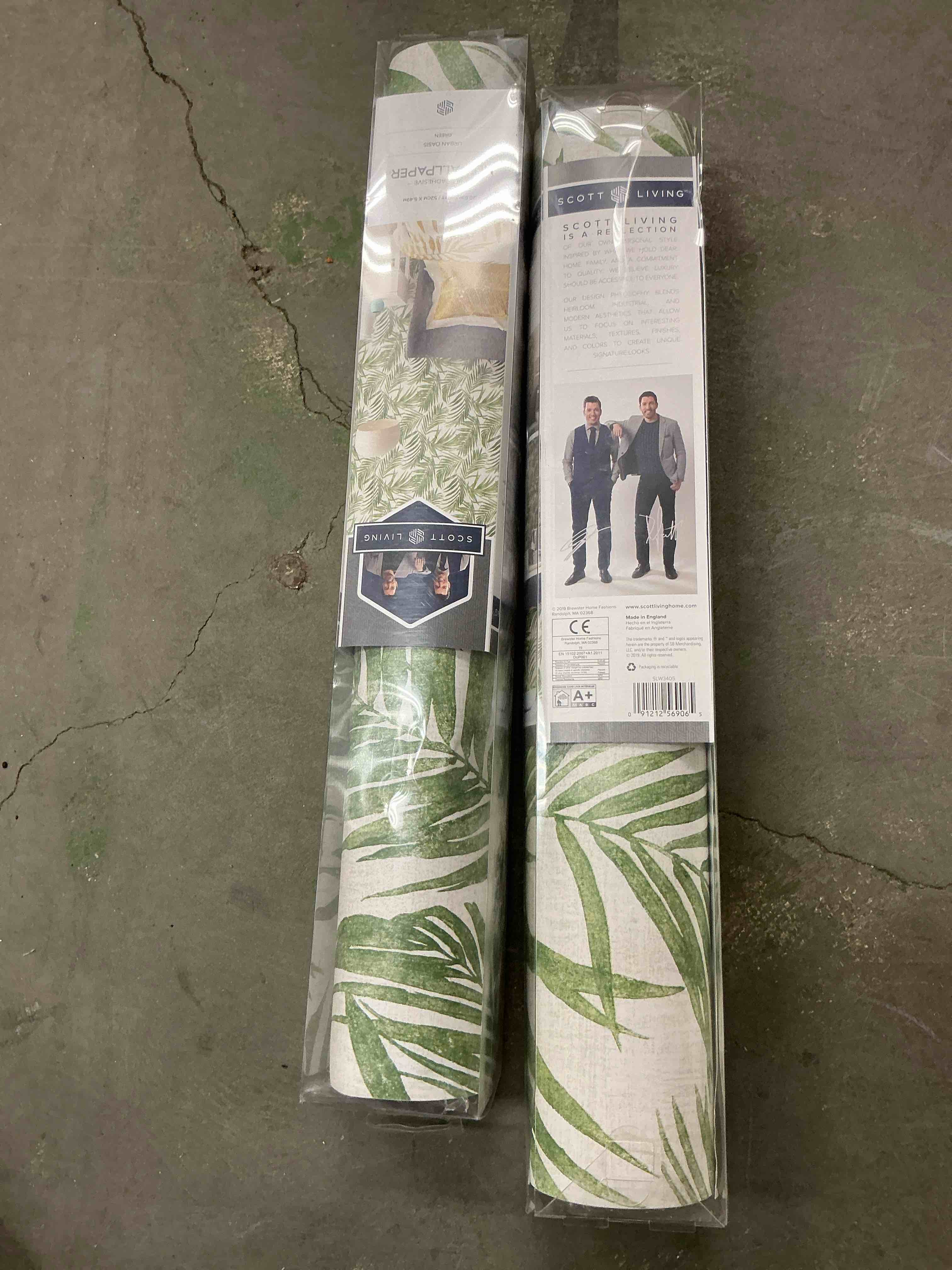 Condition photo showing Good Condition for scott living urban oasis self-adhesive wallpaper - 20.5-in x 18-ft - green/white slw3405