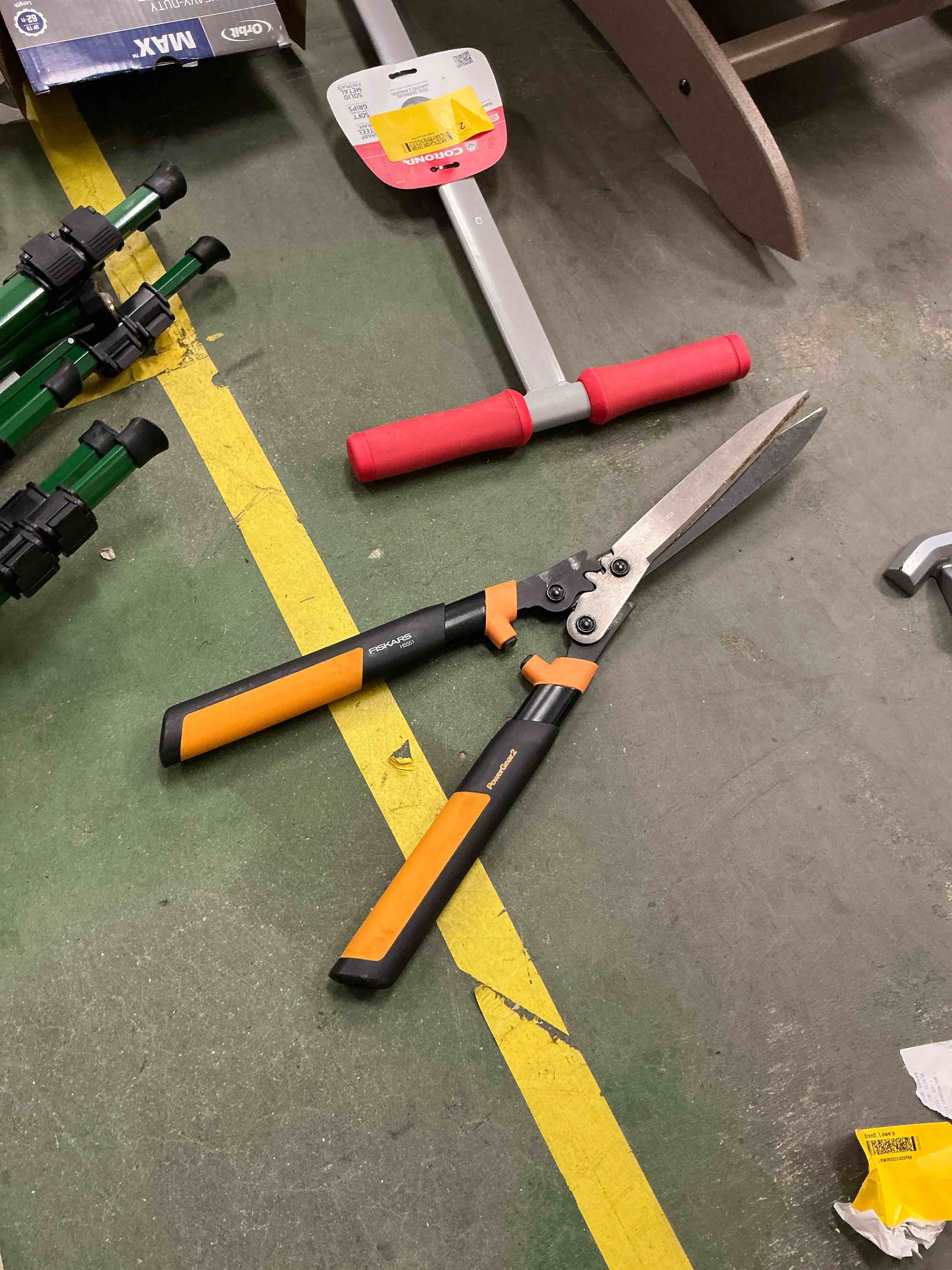 Condition photo showing Good Condition for fiskars 10-in standard hedge shears