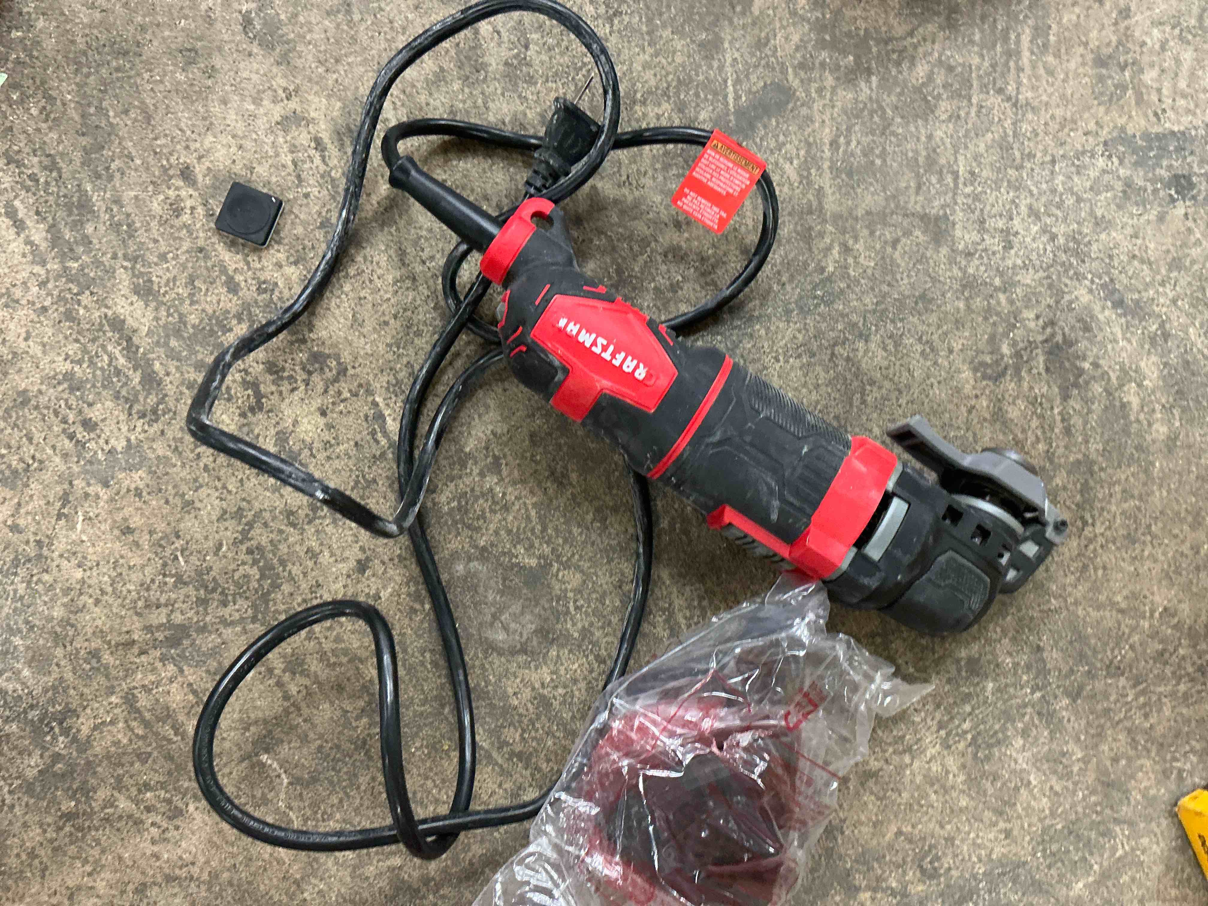 Condition photo showing Good Condition for craftsman oscillating tool, 3-amp, includes universal tool-free accessory system, blades, sandpaper and tool bag, corded (cmew401)