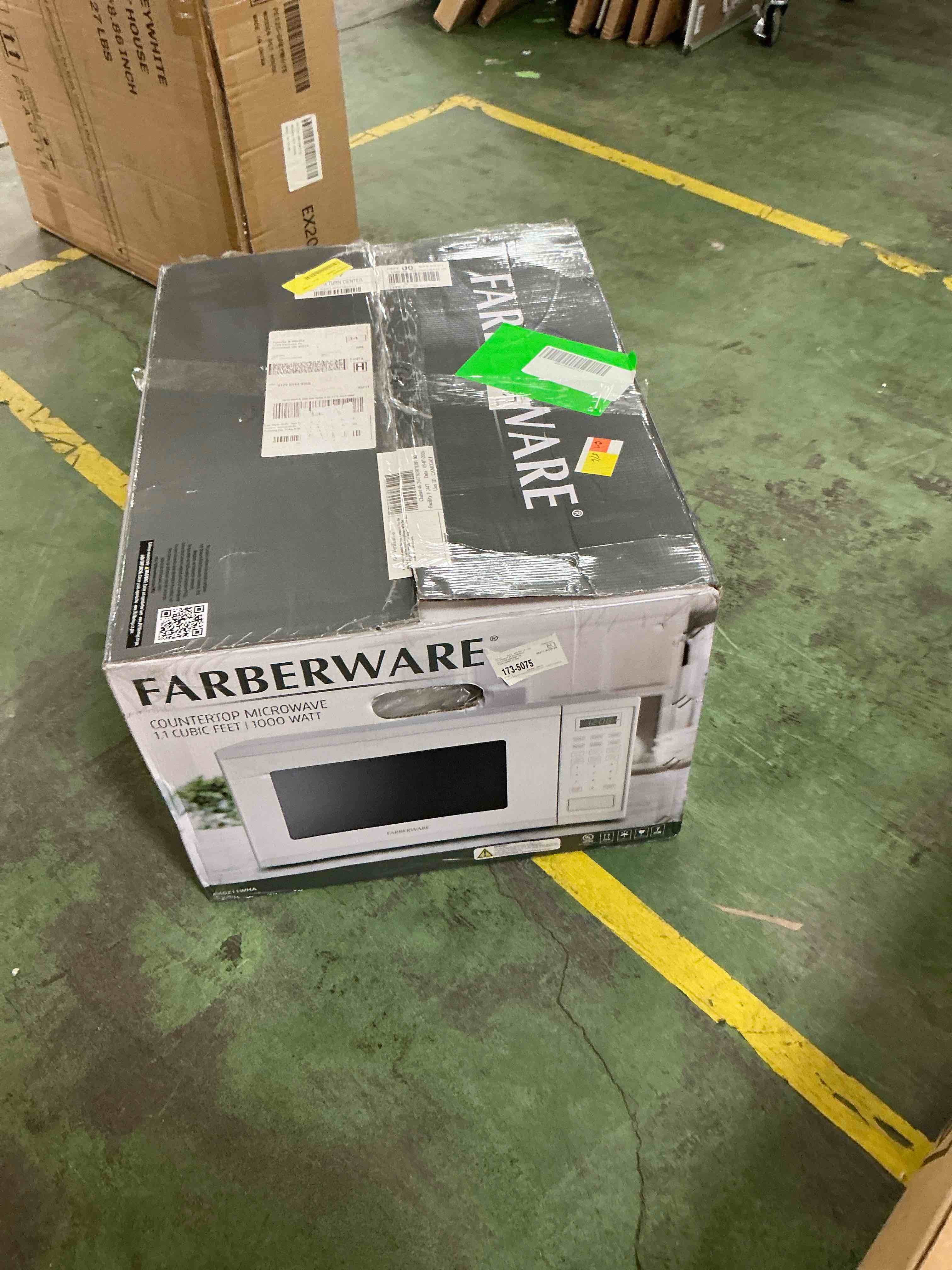 Condition photo showing Good Condition for farberware fmgz11wha 1.1 cu. ft. 1000-watt microwave oven white