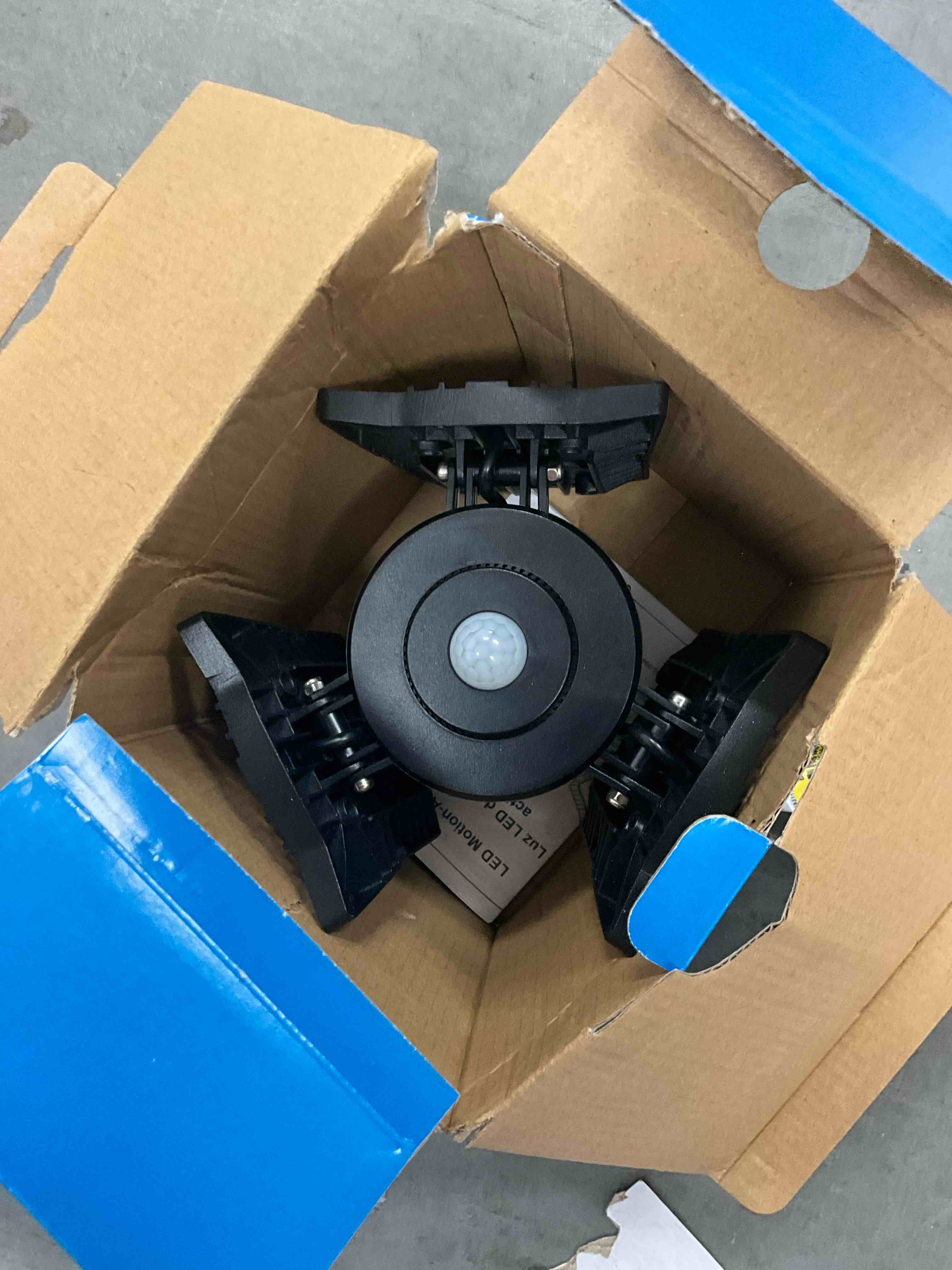 Condition photo showing Good Condition for utilitech 1-ft 8000 lumens black 3 -light led diffuser garage shop light