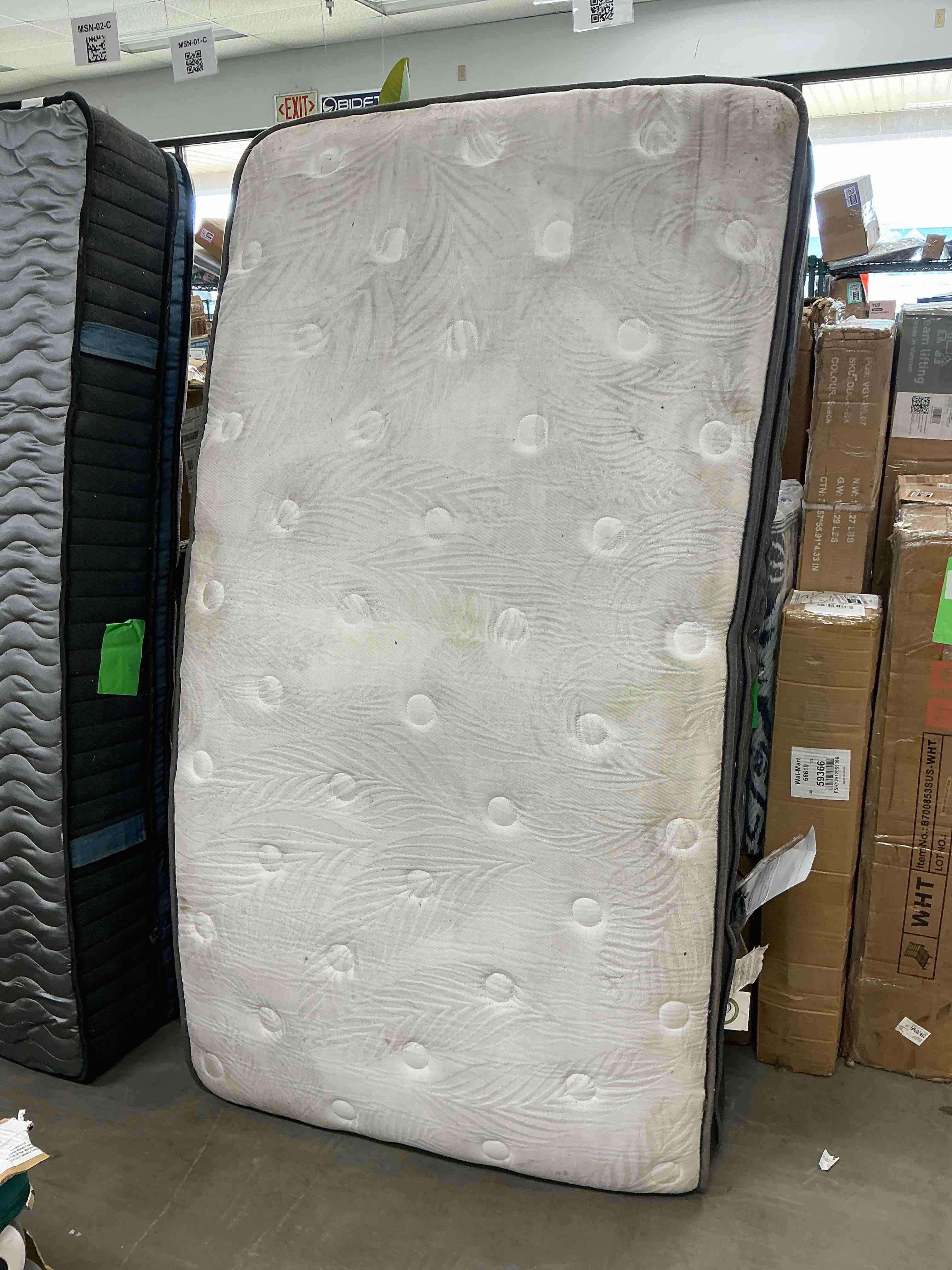 Condition photo showing As Is for twin mattress, 14 inch memory foam hybrid mattress in a box with independent spring, medium firm, edge support & pressure relief, certipur-us certified,39"*75"*14"