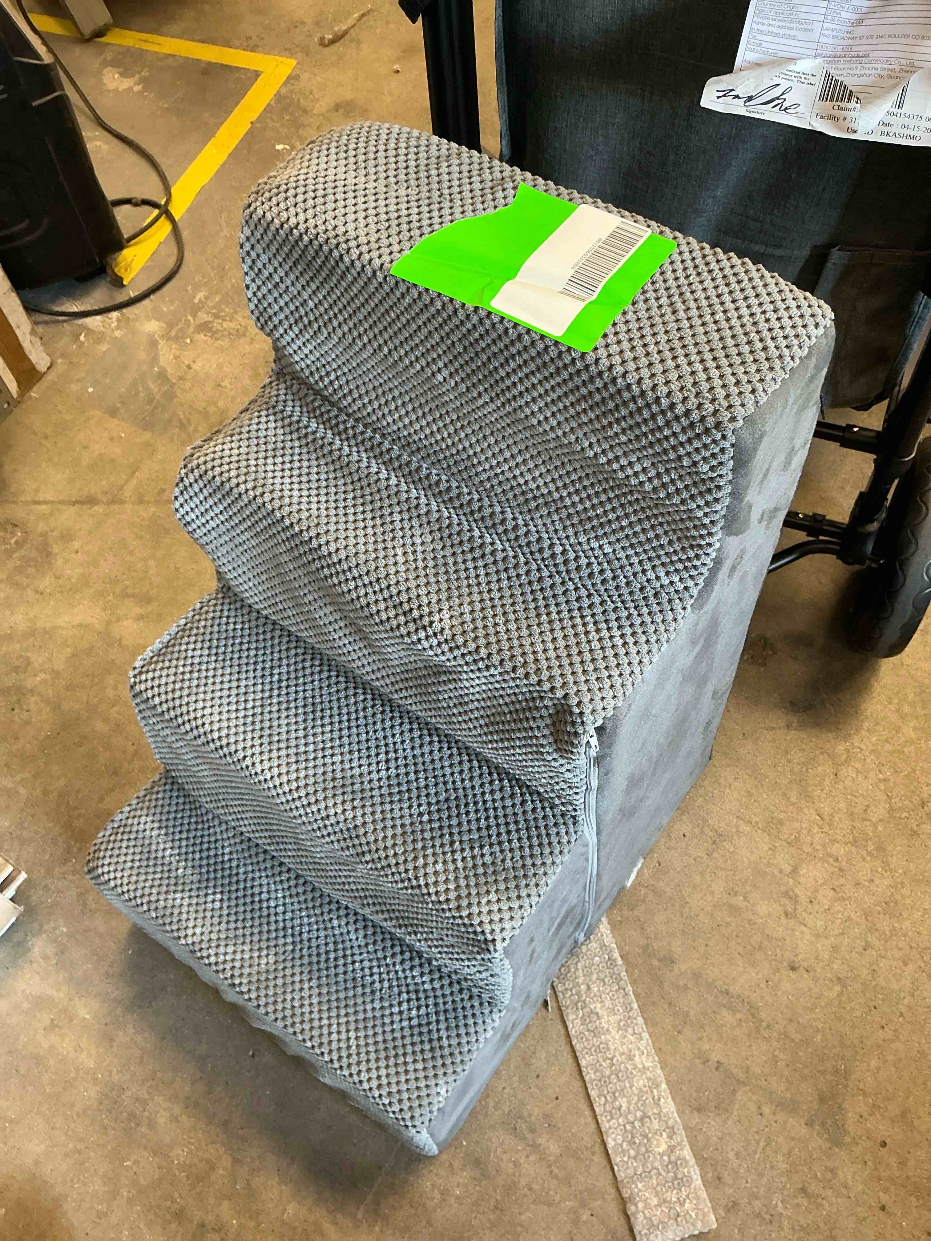 Condition photo showing Good Condition for edx 4-step 18'' tall dog stairs, right-angle design, non-slip foam core, easy clean, indoor & outdoor use for high beds & sofas