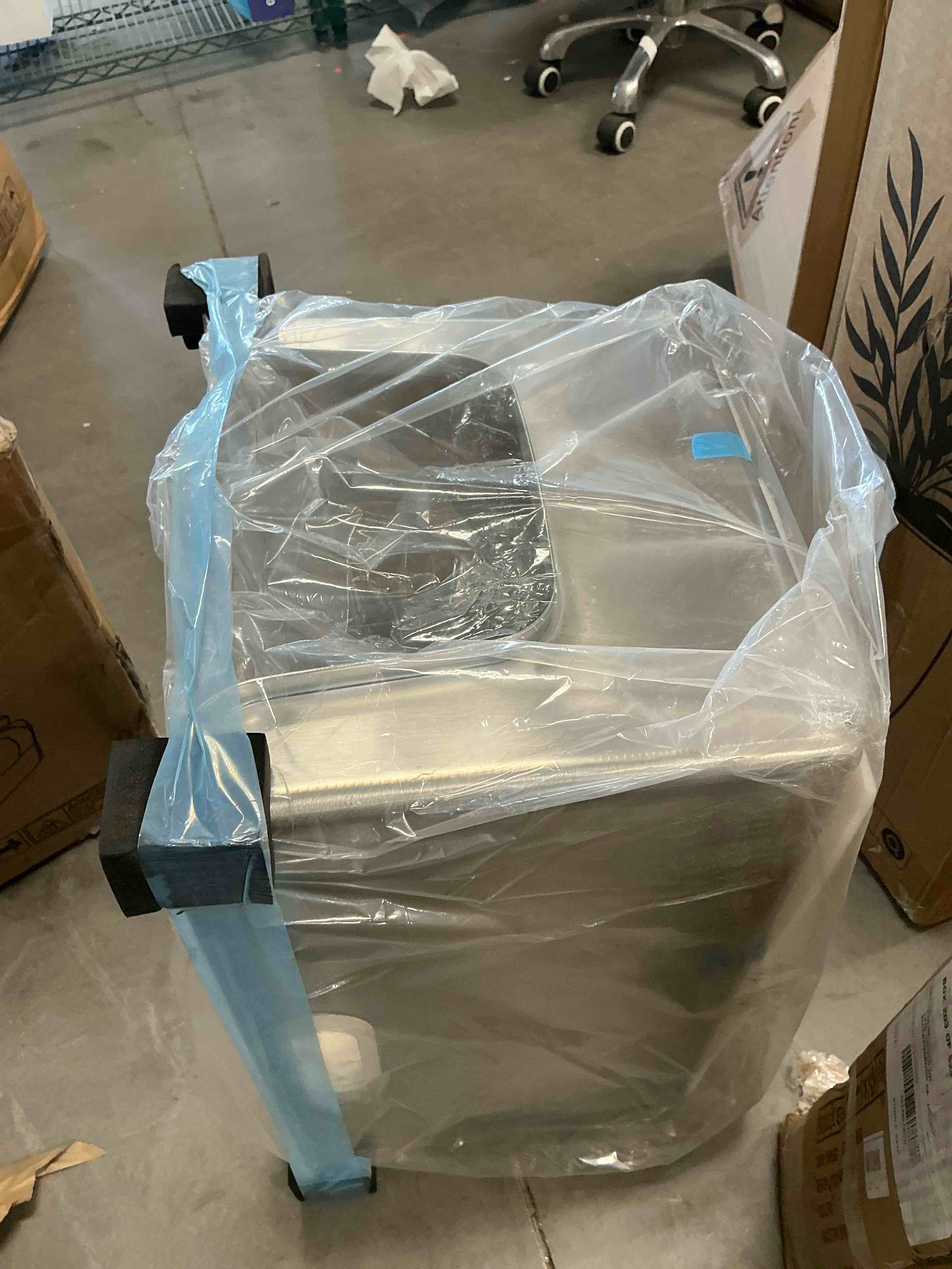 Condition photo showing New/Like New for ptlom stainless steel litter box with 13.7'' high sides anti-splashing seamless metal litter box extra large low entry litter pan for big cats