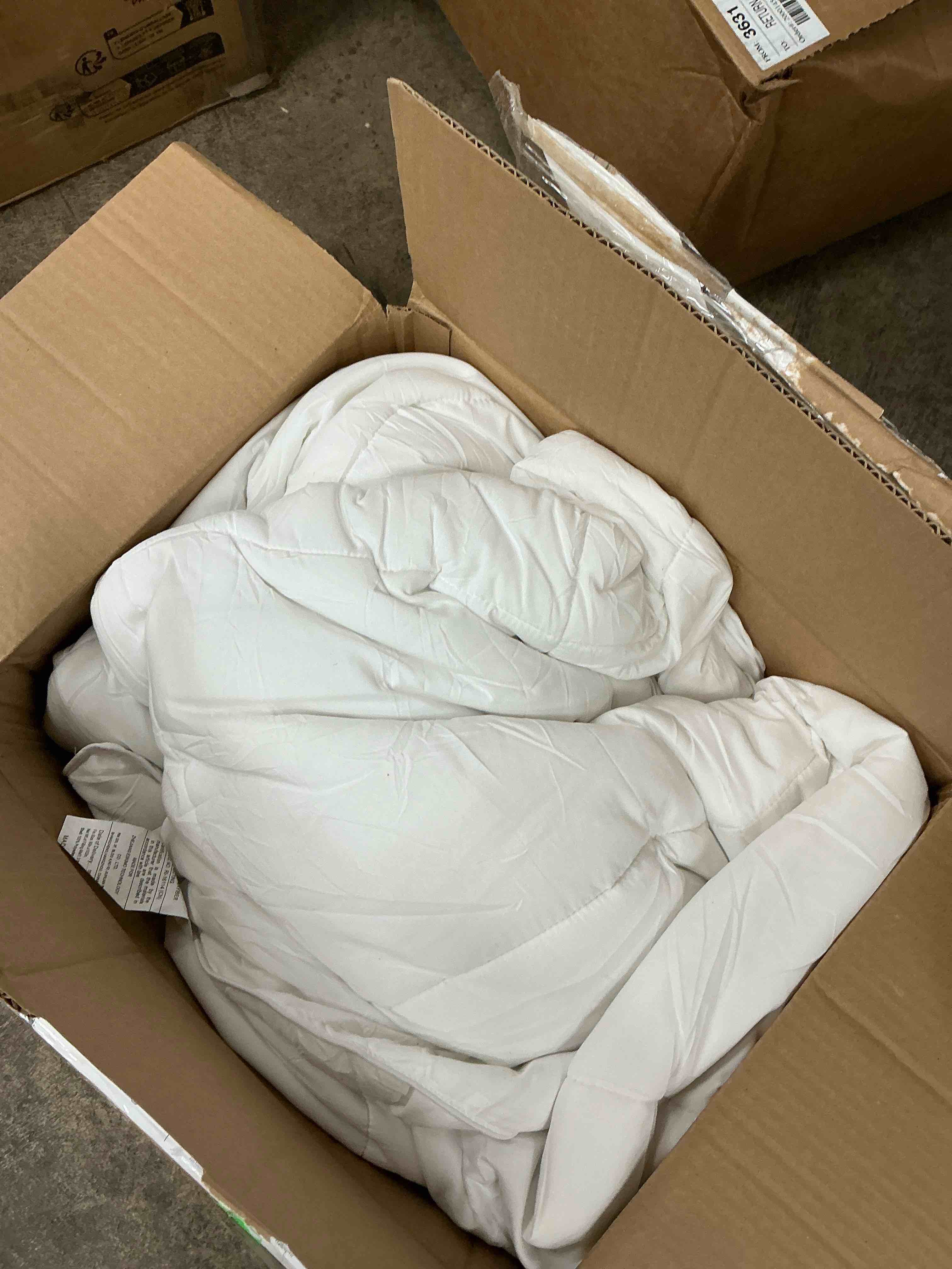 Condition photo showing Good Condition for emonia luxury 300gsm comforter duvet insert, quilted comforter king size with corner tabs, box stitched down alternative, hotel cooling soft skin-friendly breathable bedding comforters (white,king)