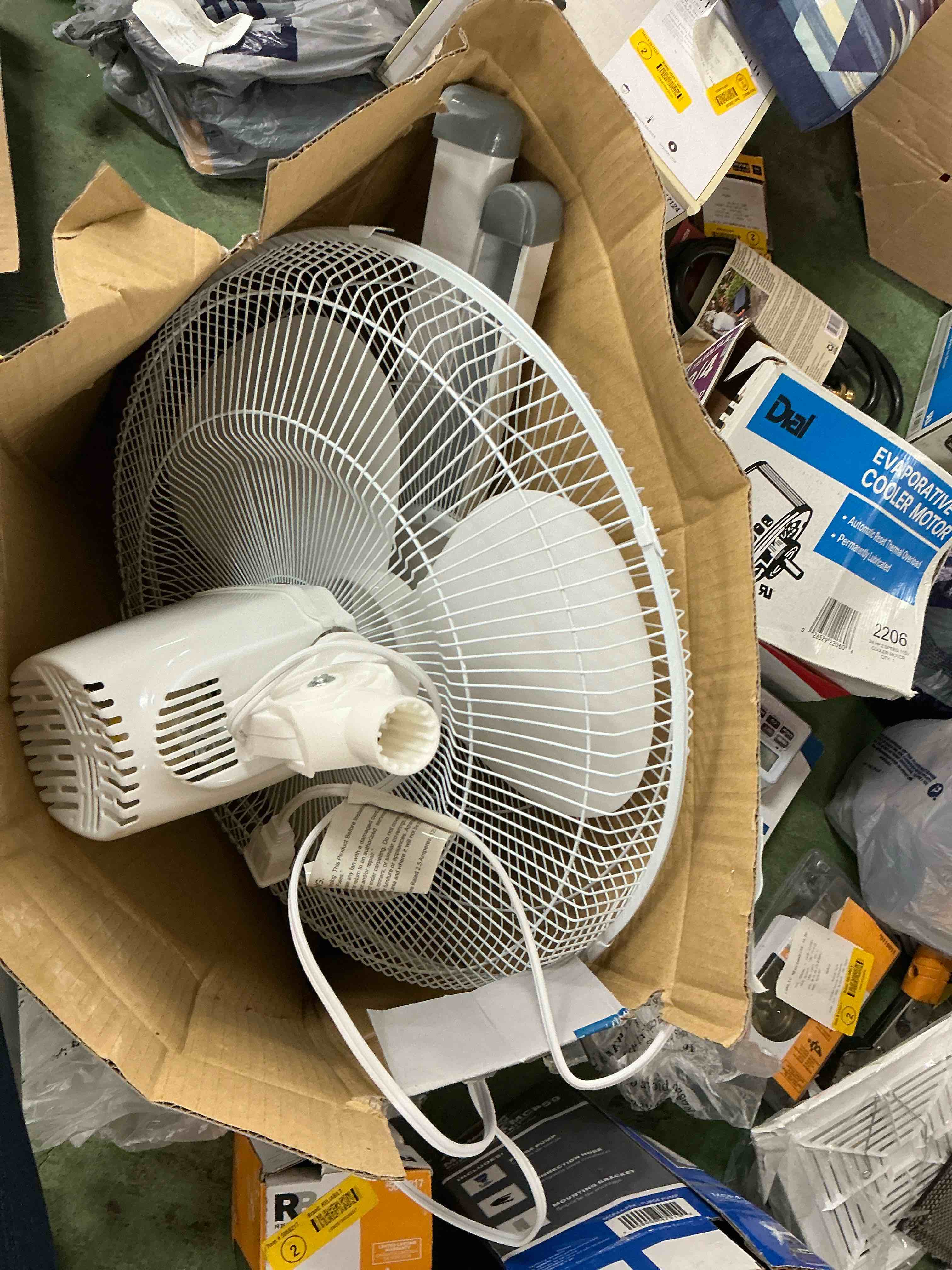 Condition photo showing Good Condition for utilitech 16-in indoor oscillating pedestal fan, in white