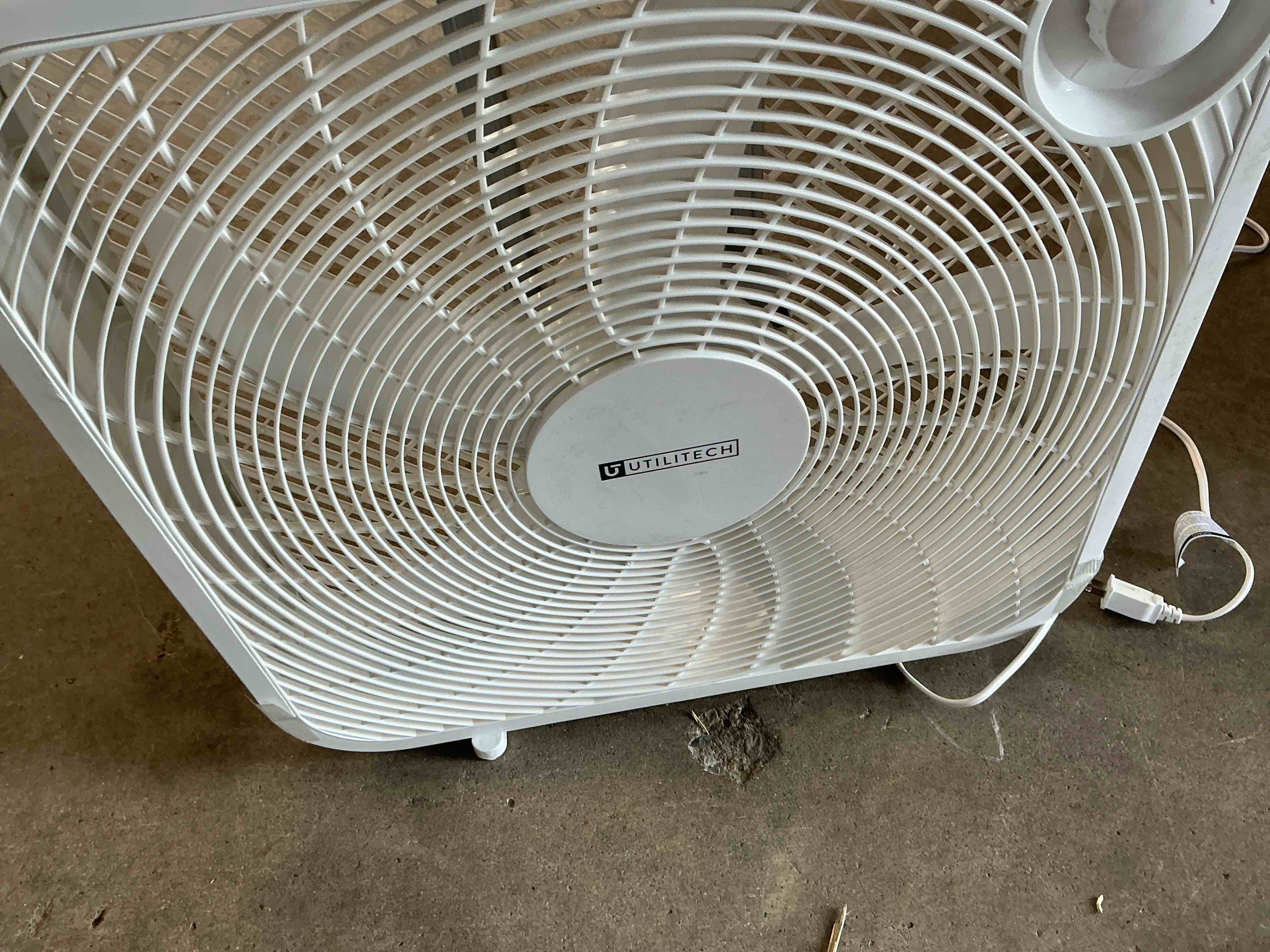 Condition photo showing Good Condition for utilitech 20-in high velocity indoor box fan, in white