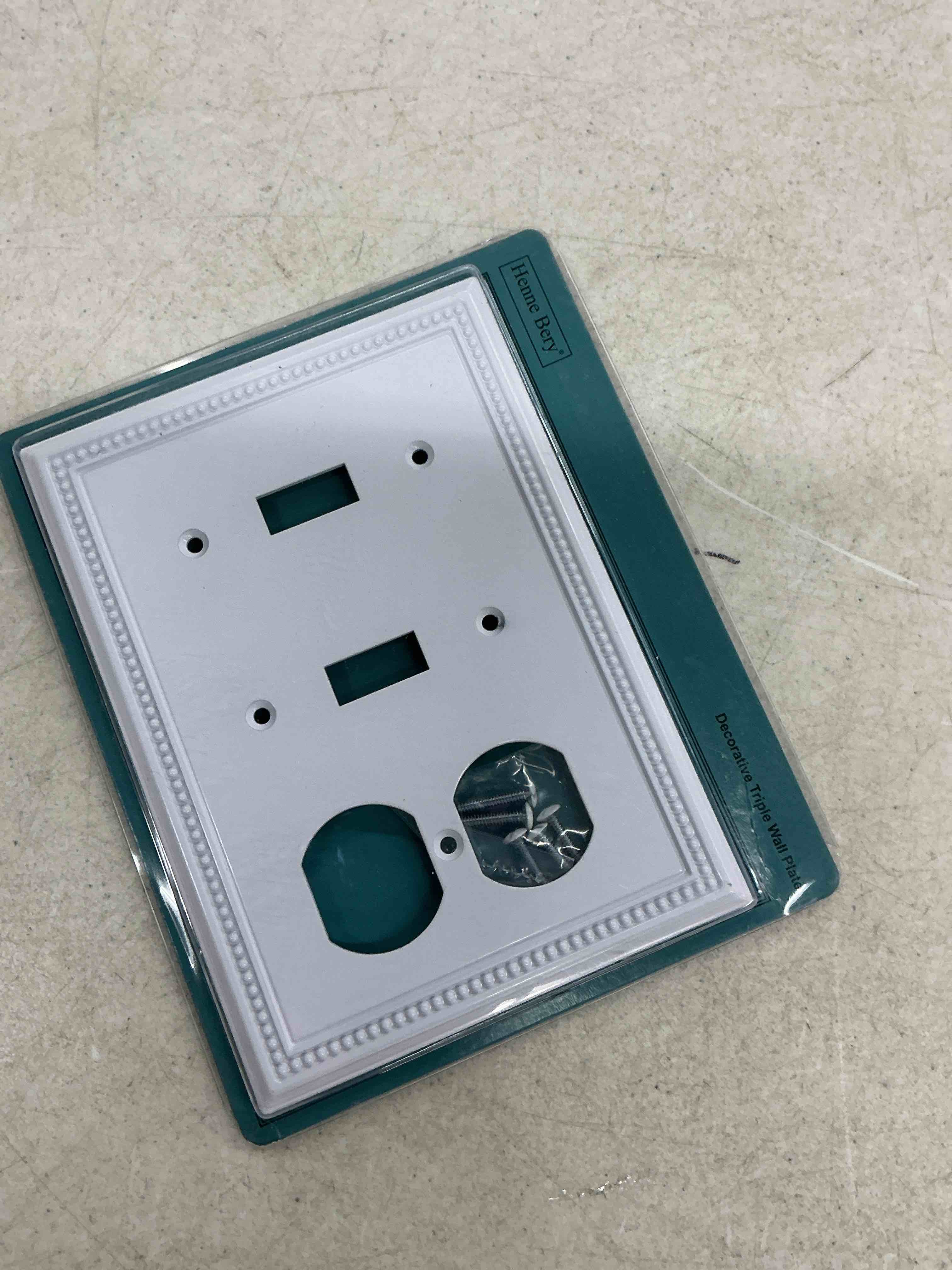 Condition photo showing New/Like New for henne bery sunken pearls heavy duty decorative wall plate switch plate outlet cover (double toggle/single duplex, white) double toggle/single duplex white