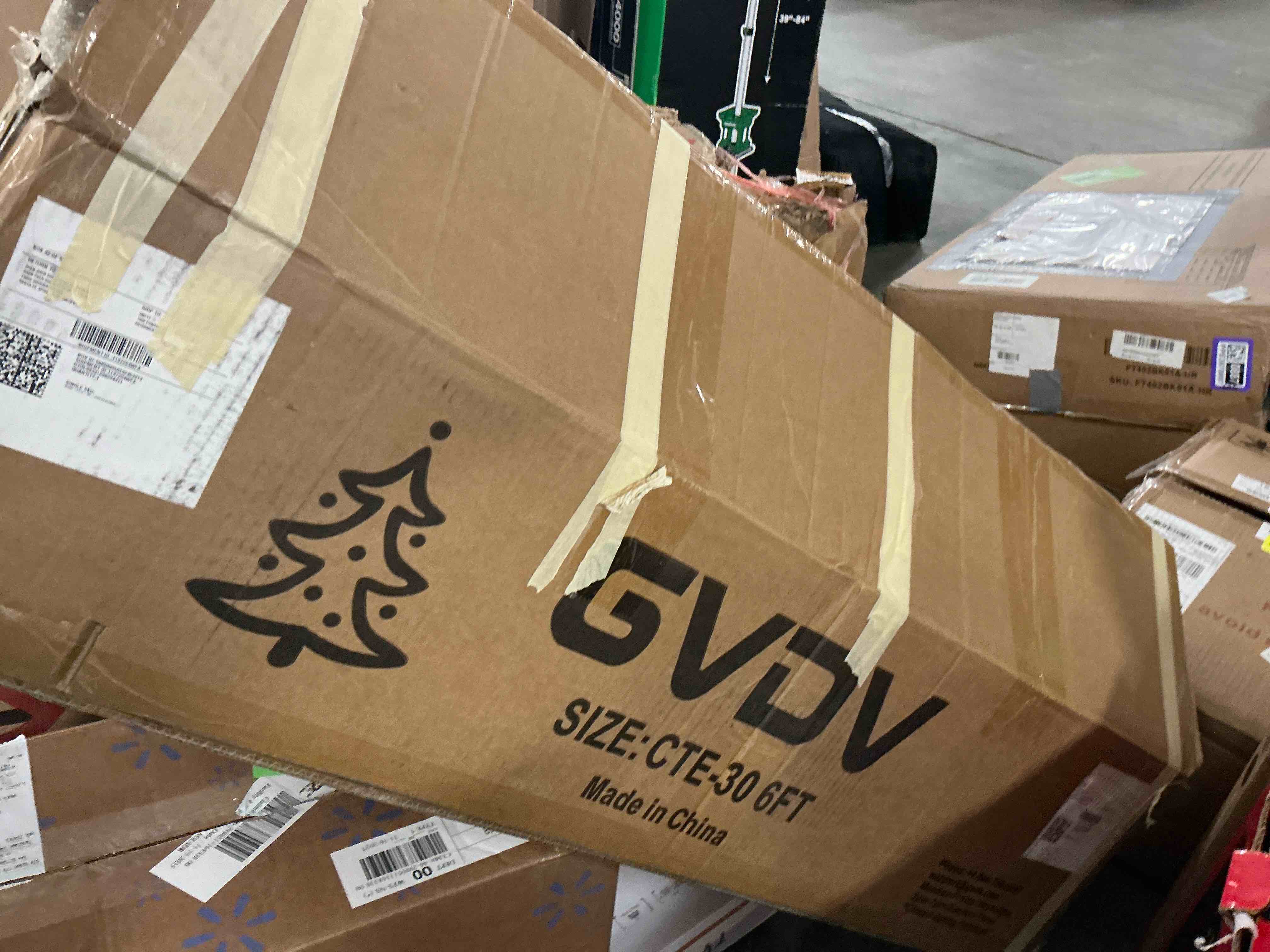 GVDV Christmas Tree 6 ft Pre-Lit Snow Flocked Artificial Christmas Tree with Pinecones & Berries, for Home, Office and Party Decor, Metal Hinges Easy Assembly