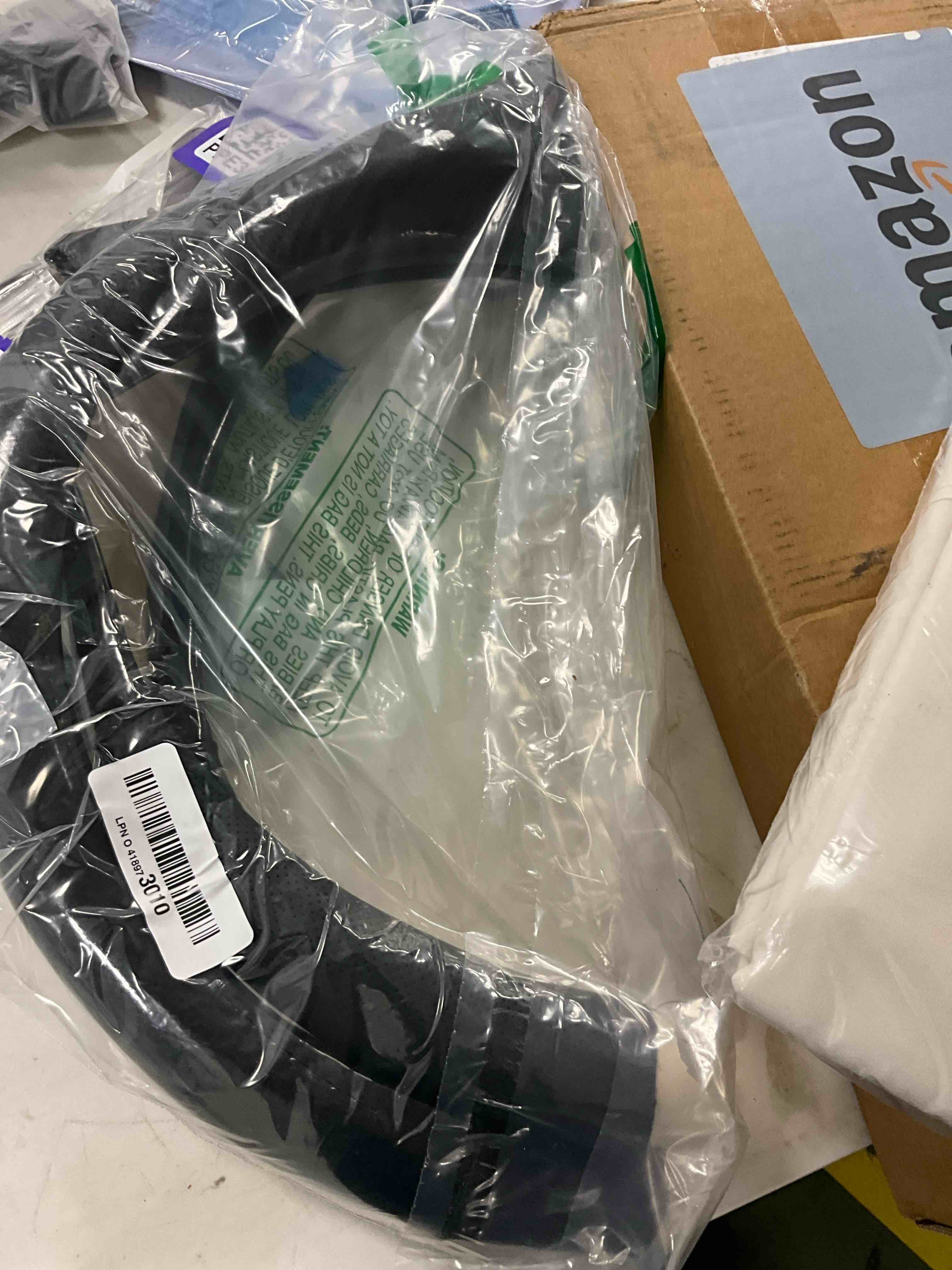 Condition photo showing Good Condition for KAFEEK Classic Carbon Fiber Steering Wheel Cover, Universal 15 inch, Breathable Microfiber Leather, Black Standard size[14.5"-15"]