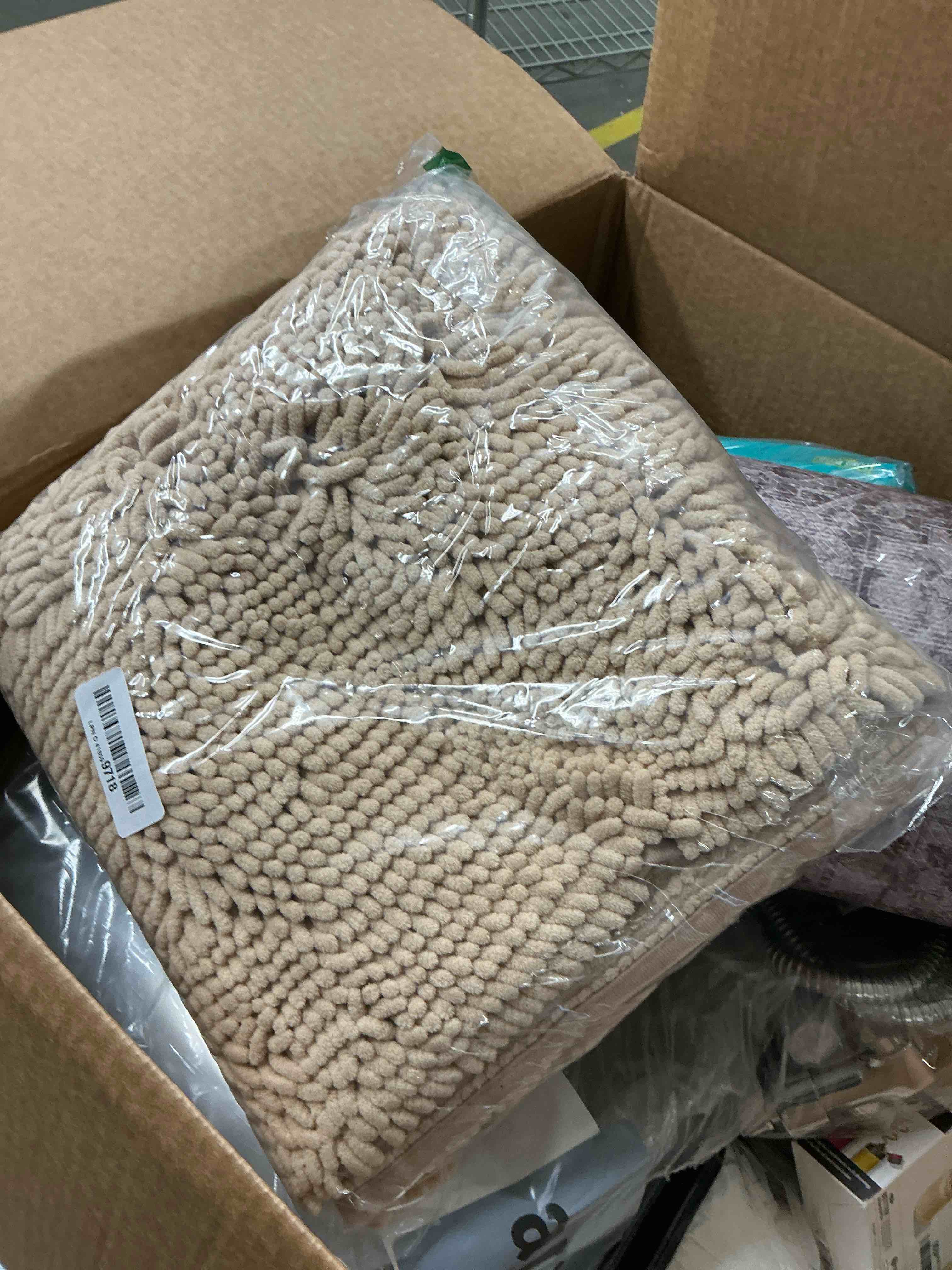 Condition photo showing Good Condition for Yimobra Large Bathroom Rugs 36"x24", Non Slip Bath Mat for Tub, Shaggy Rug Floor Carpet, Extra Soft Super Absorbent Quick Dry, Machine Washable,Beige Beige Solid Rectangular 36" x 24"