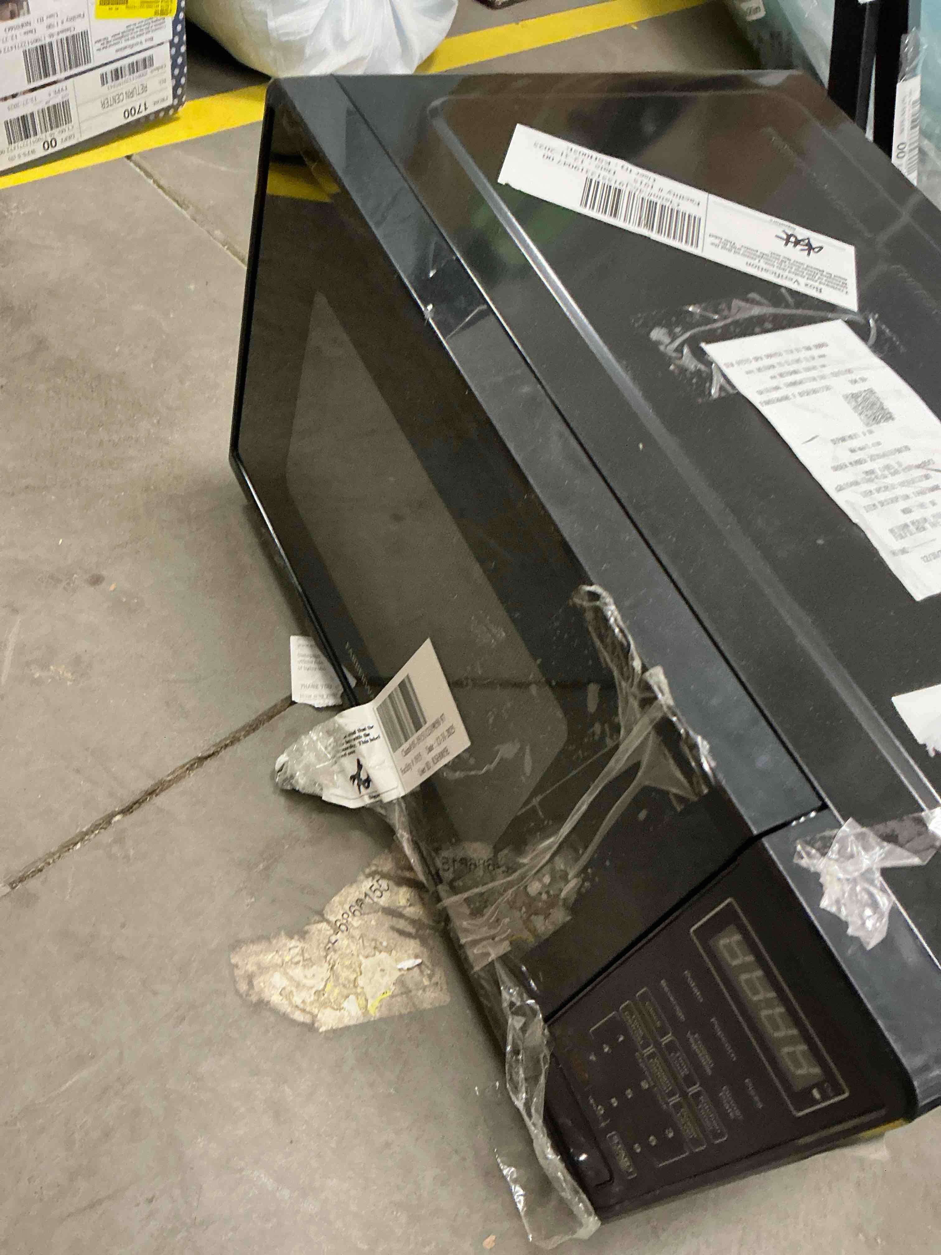 Condition photo showing As Is for Farberware FMGZ09BKA 0.9 Cu. Ft. Microwave Oven, 900W, Digital Control, LED Display, 6 Cooking Presets, Black