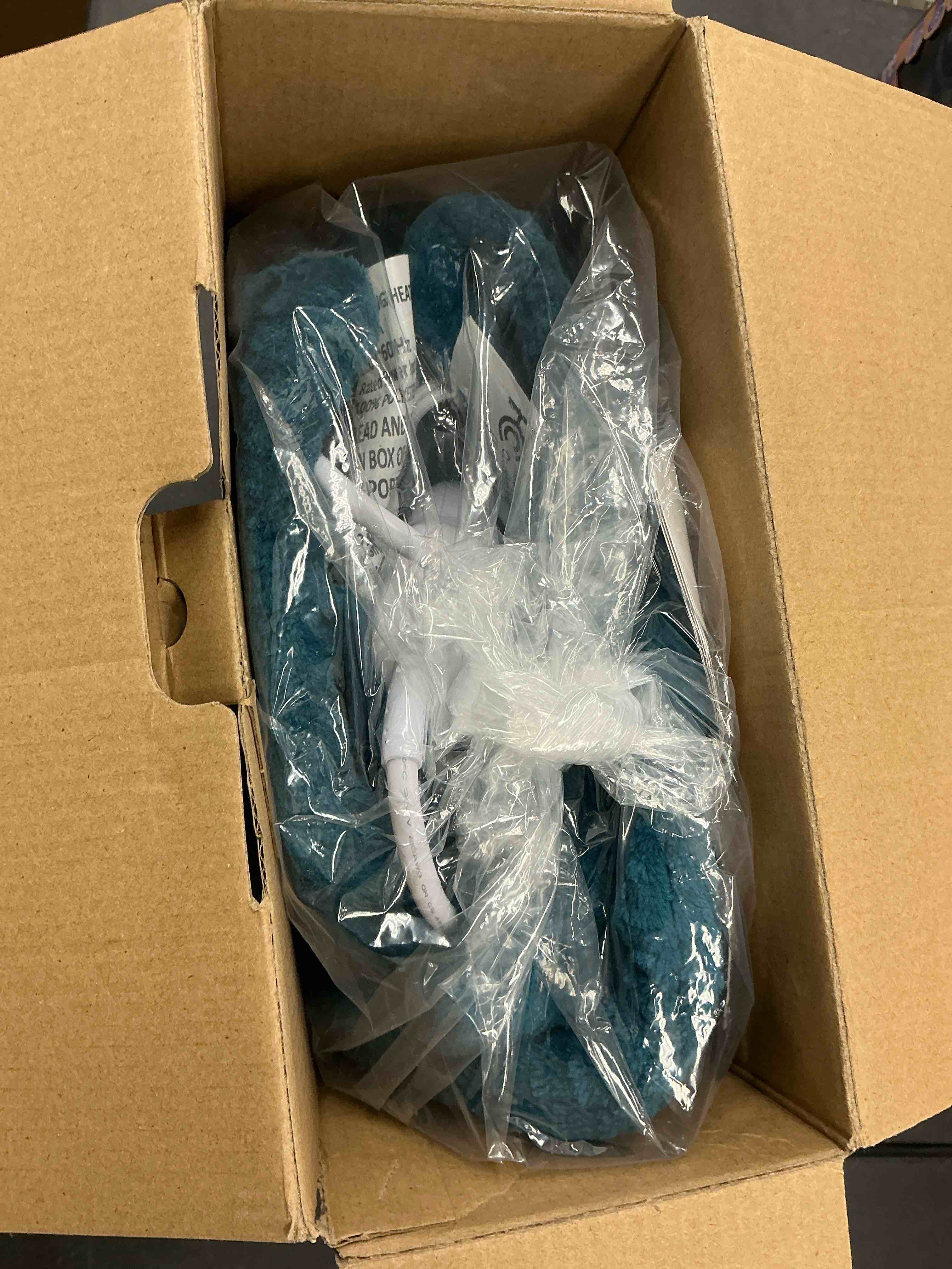 Condition photo showing Good Condition for Massaging Heating Pad for Neck and Shoulders and Back, 24" x 35" Large Electric Heating Pad for Back Pain Relief with 8 Massage Combinations, 2 Heat Levels, 4 Massage Motors, 2H Auto Shut-Off Green 4 Massage Motors