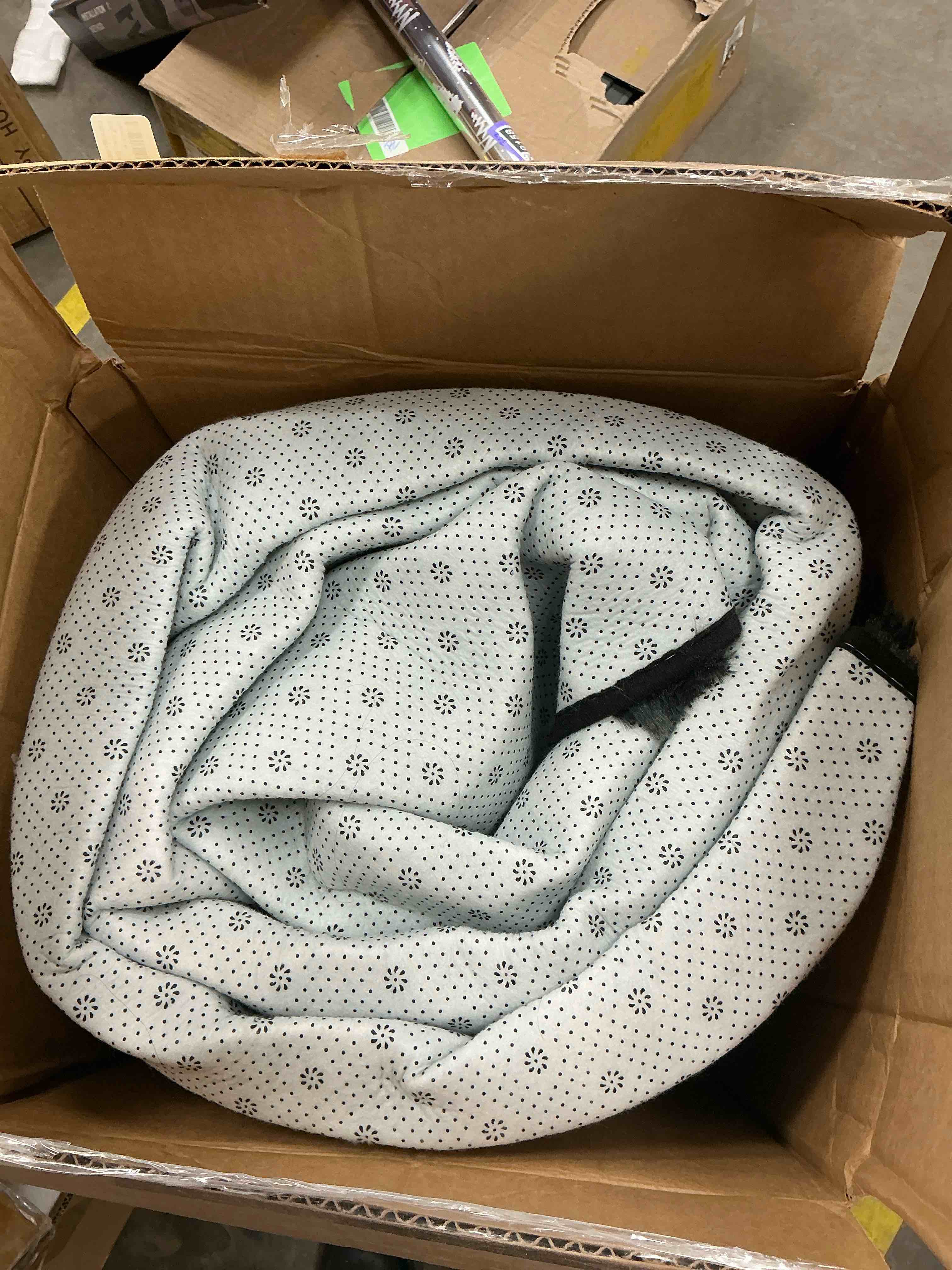 Condition photo showing Good Condition for UNTIMATY 8ft x 10ft Area Rug  Soft Fluffy Area Rugs for Living Room Bedroom Kids Room Decor Carpet  Dark Gray