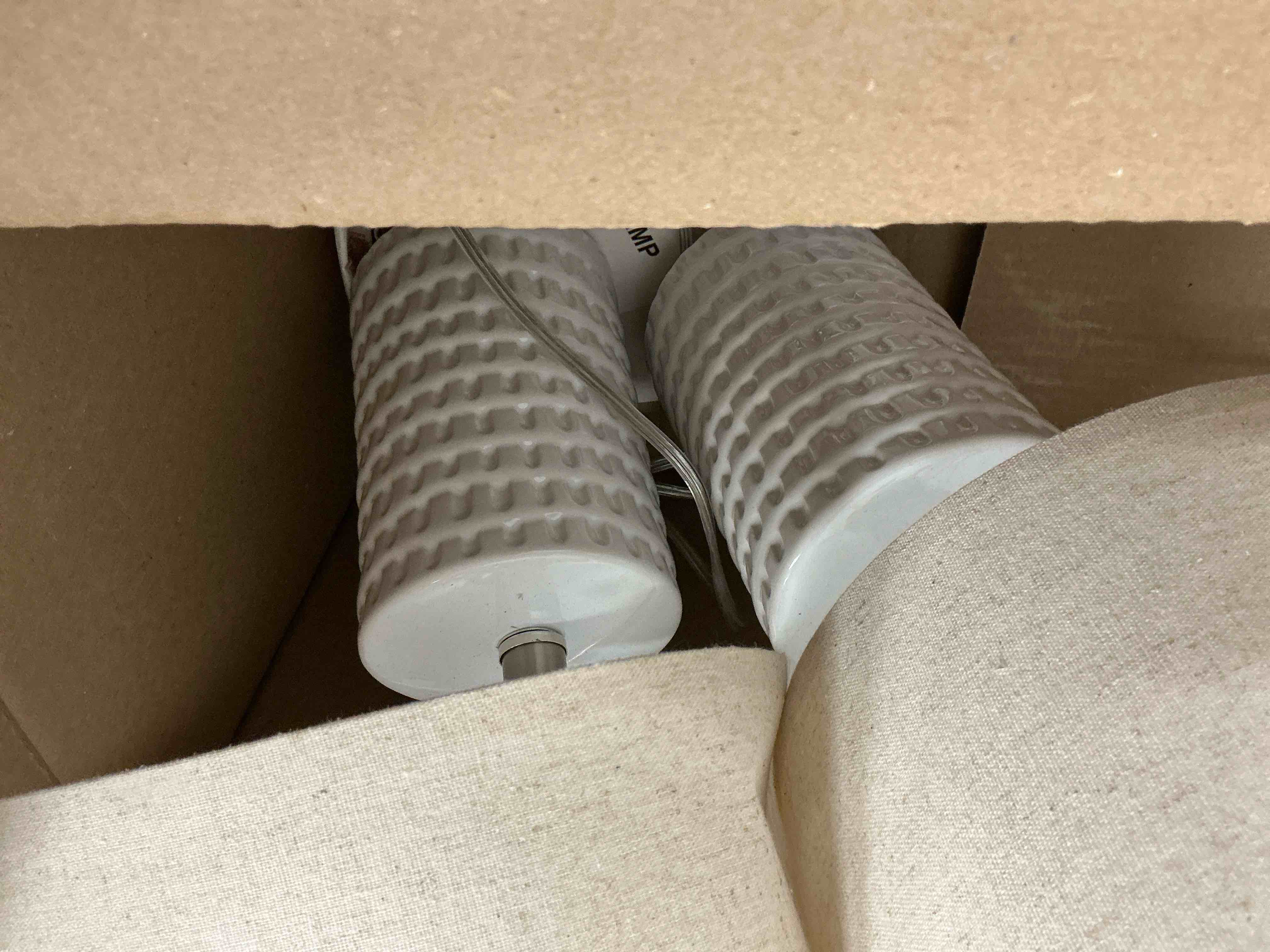 Condition photo showing Good Condition for Oneach Ceramic Table Lamp Set of 2 for Living Room Bedroom 18.25  Modern White Bedside Nightstands Lamps
