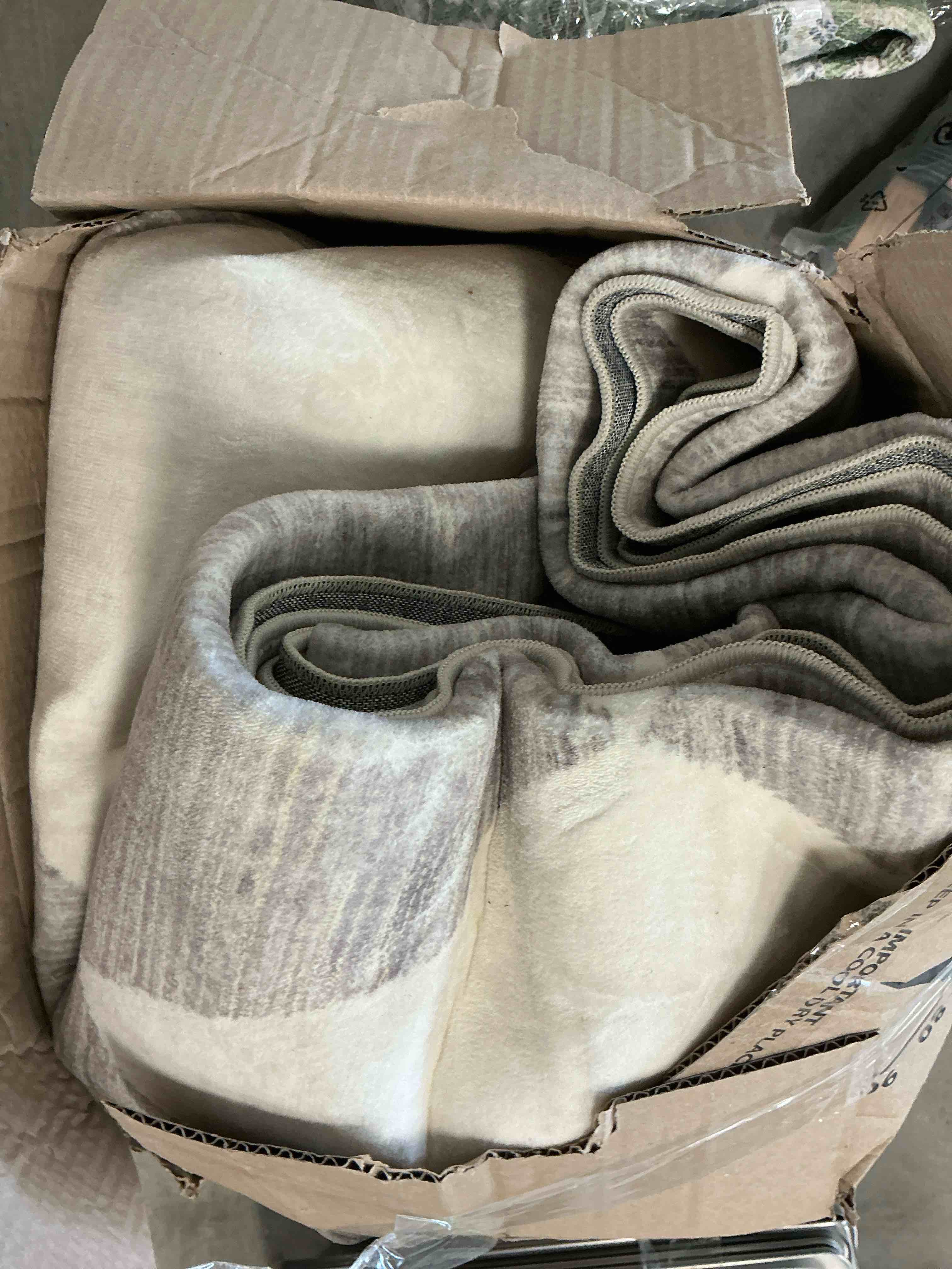 Condition photo showing Good Condition for BERTHMEER 10'x14' Area Rugs for Living Room Bedroom Rhombus Checkered Large Rugs Office Dining Room Farmhouse Non Slip Washable Geometric Modern Contemporary Rugs Carpets, Gray