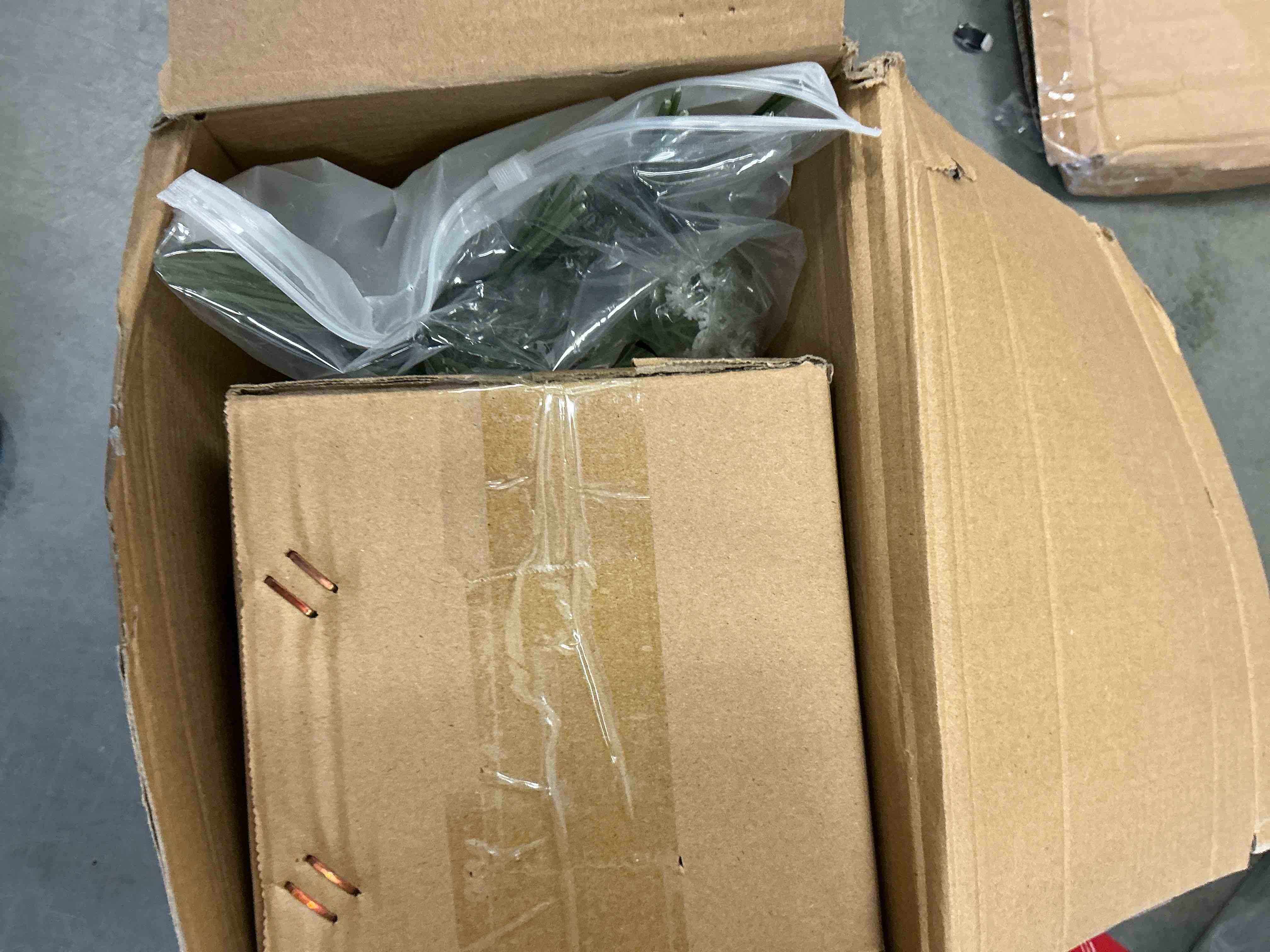 Condition photo showing New/Like New for Acellegic 10 Set Glass Bud Vases Centerpiece with Artificial Flowers for Table Decor 10 Small Clear Glass Vase 10 White Roses 30 Baby Breath for Wedding Bridal Shower Home Rustic Farmhouse Decor
