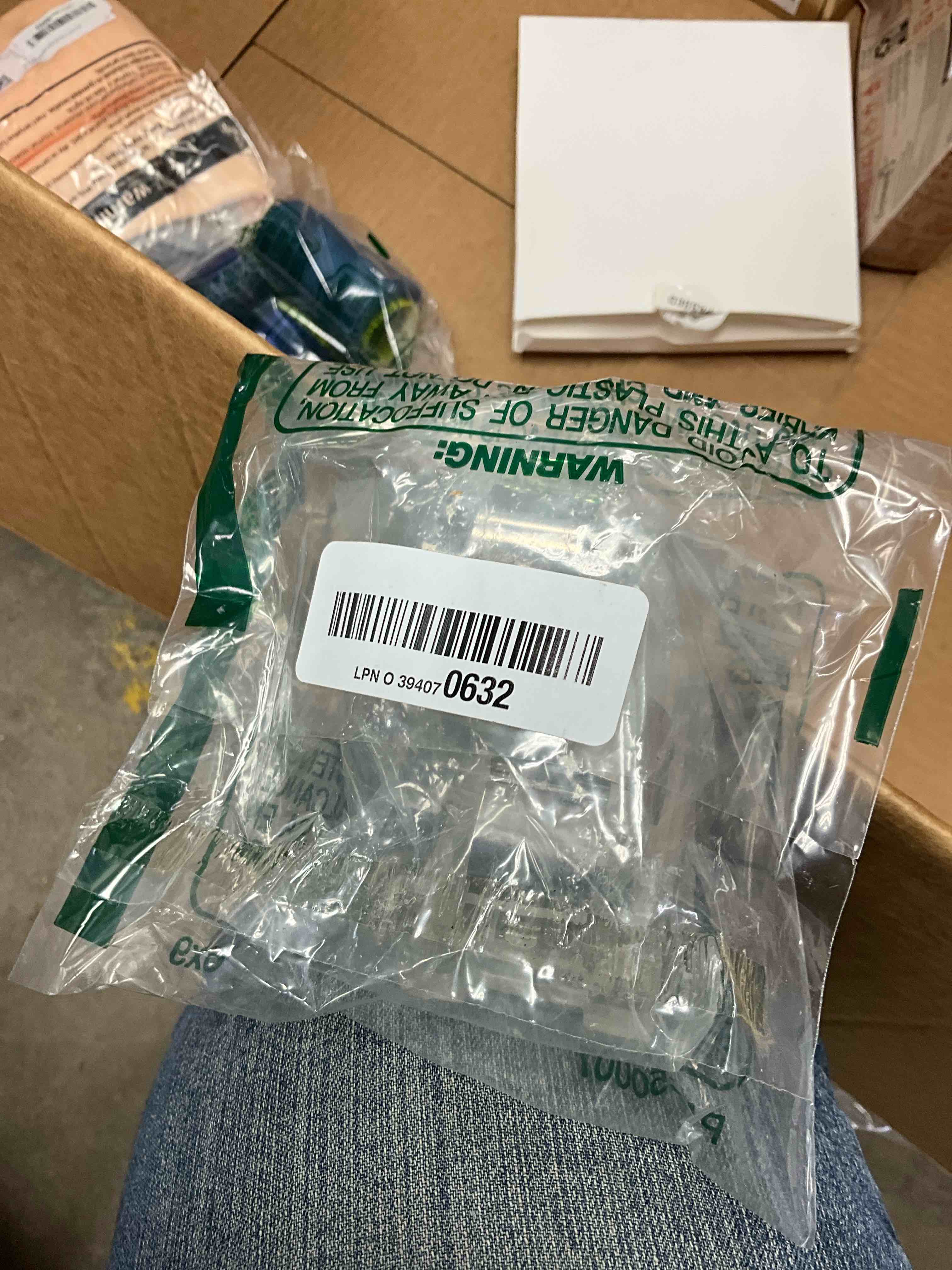 Condition photo showing Good Condition for 4 PCS Replacement Brackets for Cordless Blinds Metal Clip Mounting Bracket 1" (25mm) PVC Honeycomb Pleated Shades Window Shade Holder Hardware Plastic Headrail Easy Installation 4 PACK