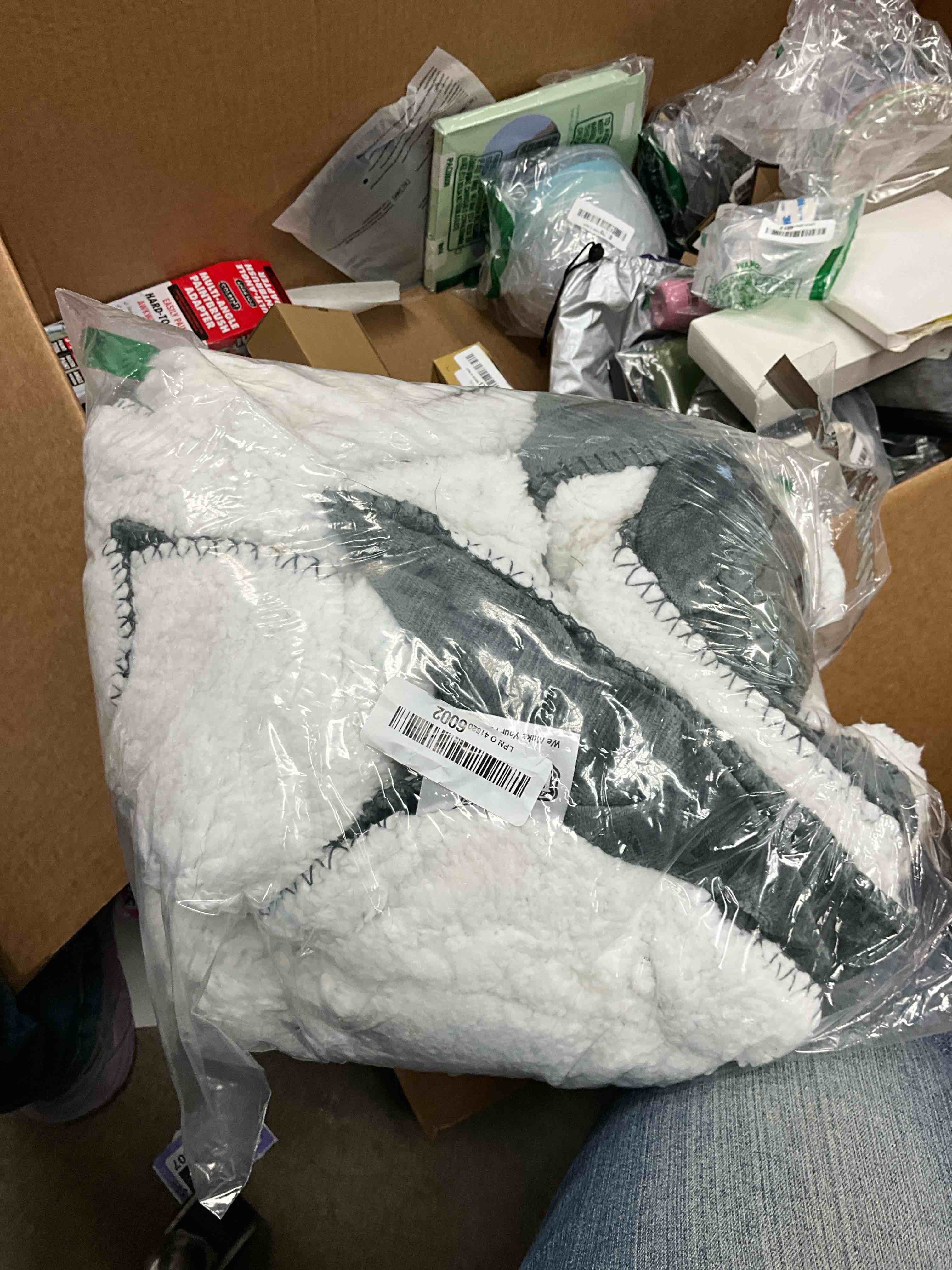 Condition photo showing Good Condition for PETMAKER Waterproof Pet Blanket