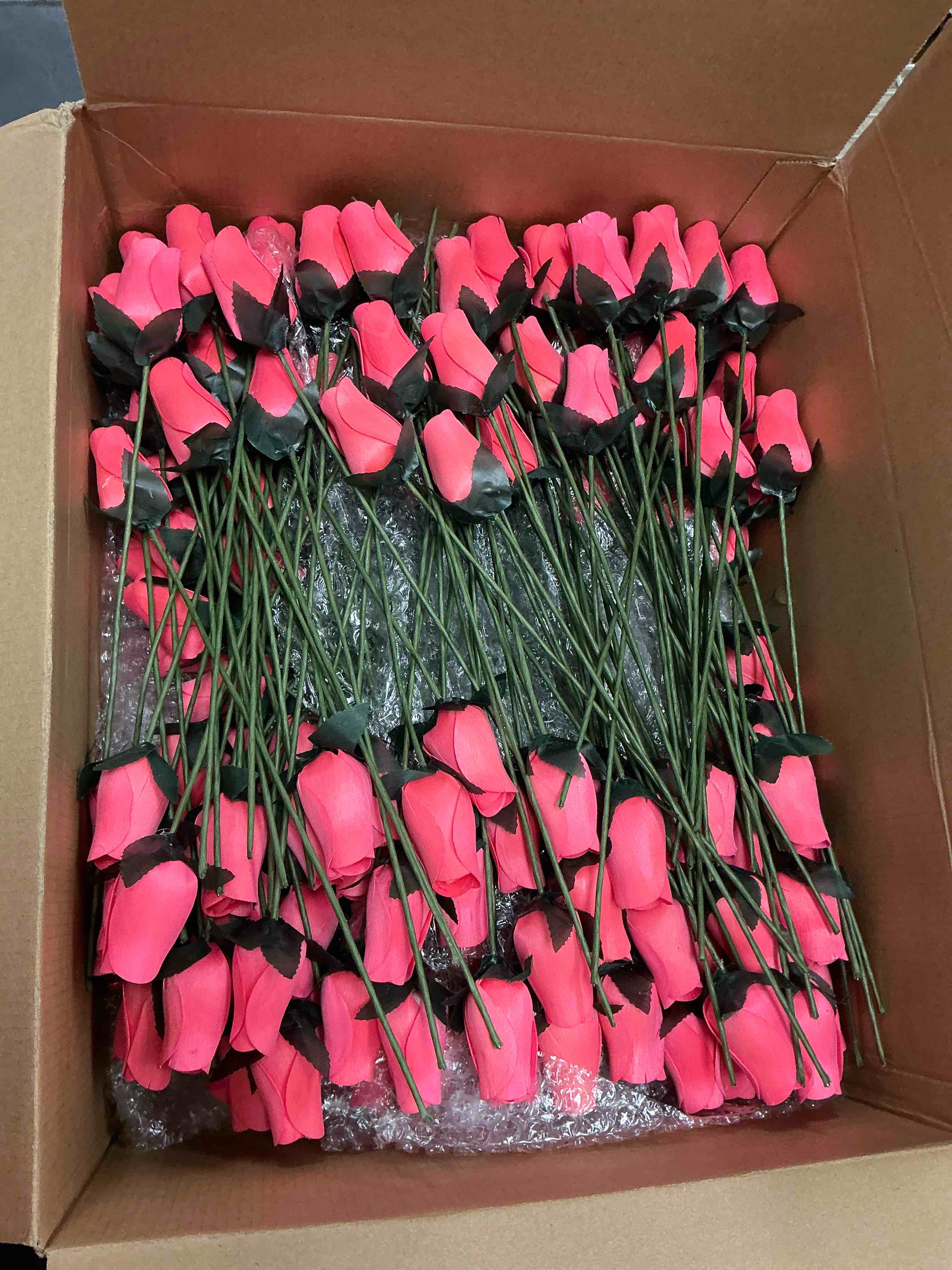 Condition photo showing Good Condition for Giegxin  Valentines Wooden Roses Flower Bulk, Realistic Wood Flower Bouquet with Stem, Handmade Gift for Valentines Anniversary Wedding Centerpieces Craft DIY Home Decoration(Rose Red)