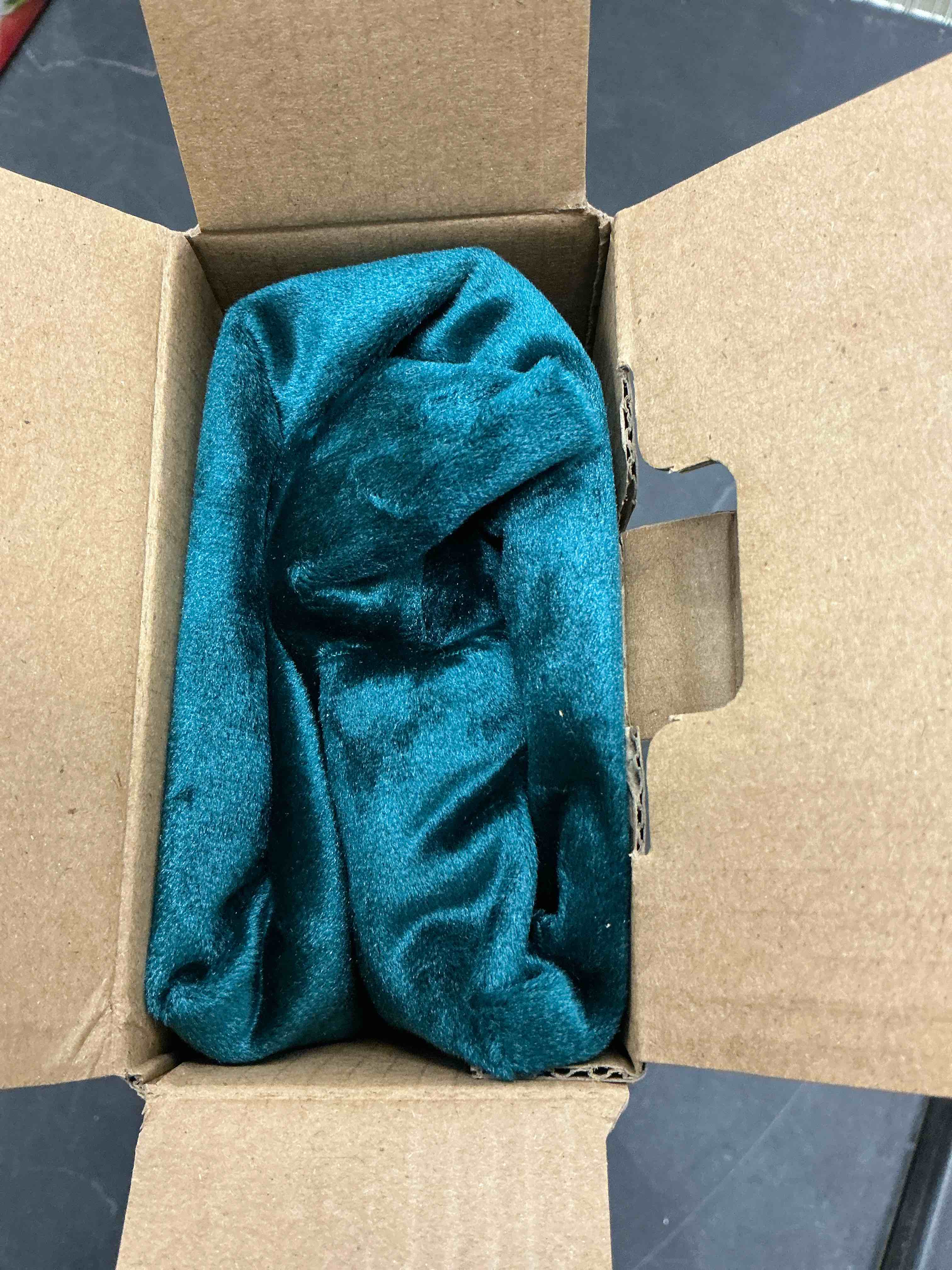 Condition photo showing Good Condition for MIULEE Velvet Throw Pillow Covers Set of 2, Soft Neutral Decorative Spring Pillow Cases with Luxurious Textured Vintage Cushion Covers for Home Decor Couch Sofa Bed,Emerald Green 18x18 inch 18" x 18" (Pack of 2) Emerald Green