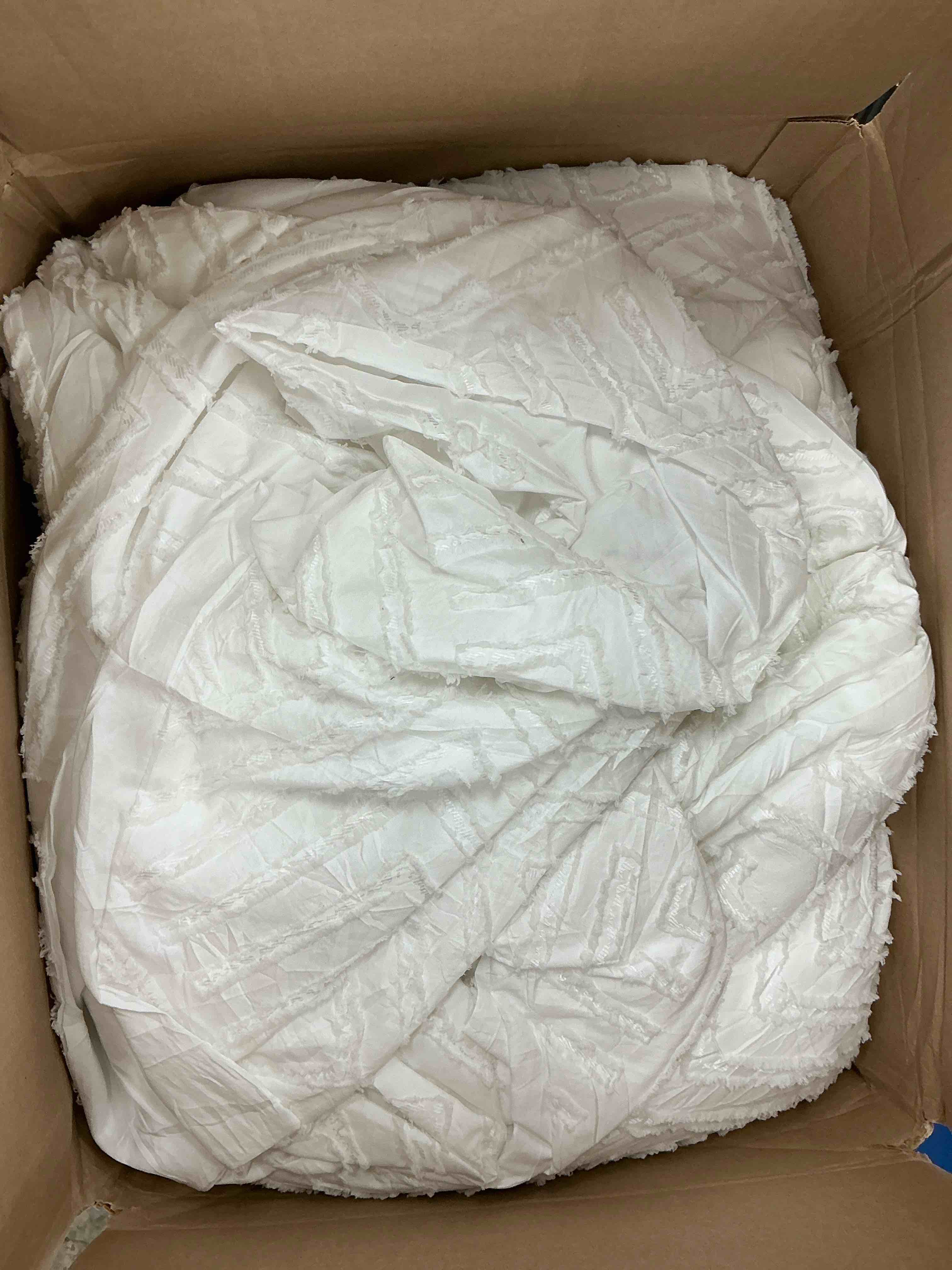 Condition photo showing Good Condition for angenia white california king comforter set, 3 pieces cal king bedding comforter set with tufted design, oversized soft lightweight boho down alternative bed set(104"x96" & 2 pillowcases)