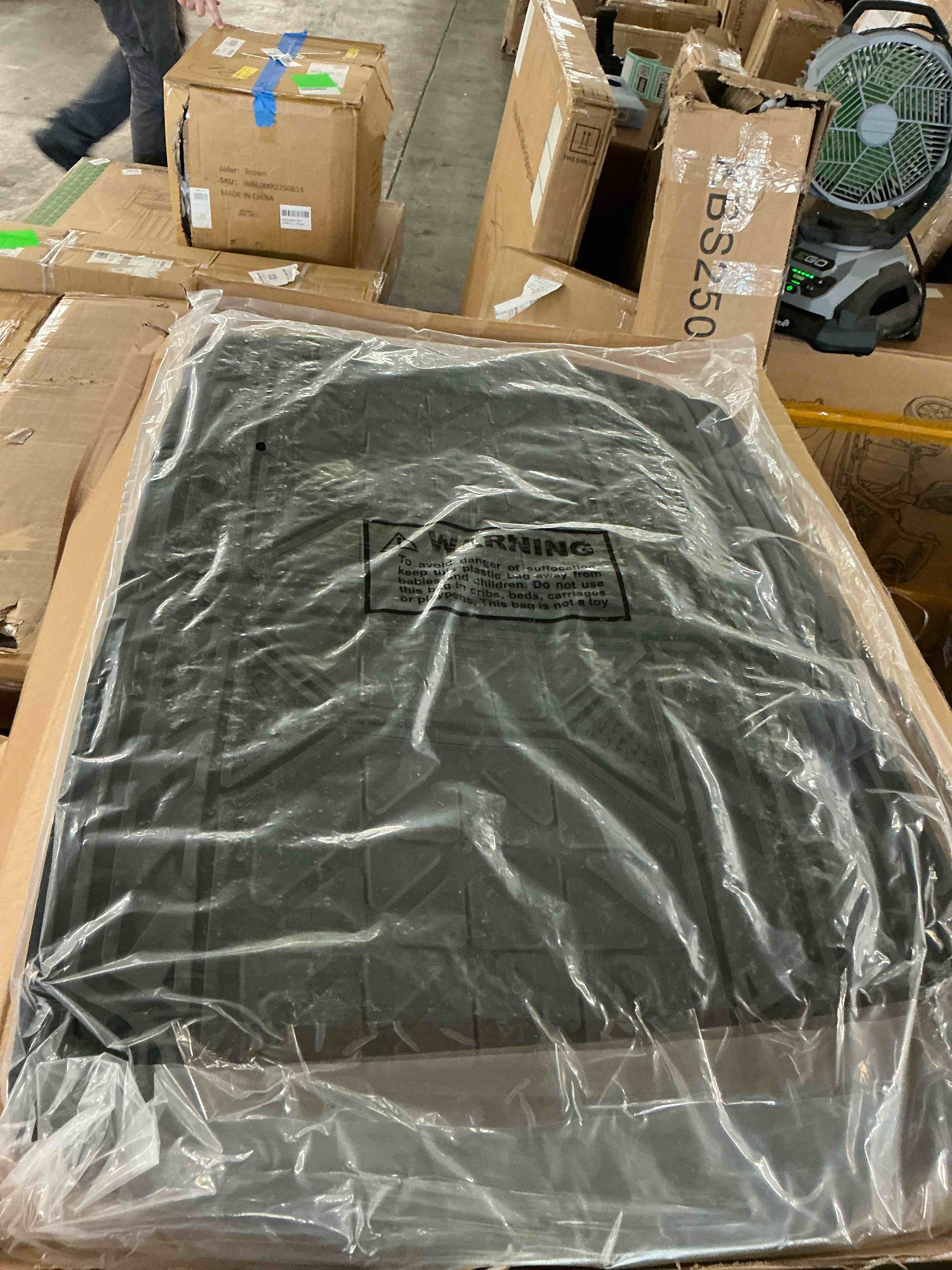 Condition photo showing New/Like New for armor all 4 piece all weather rubber floor mats trim to fit black 79960wdc