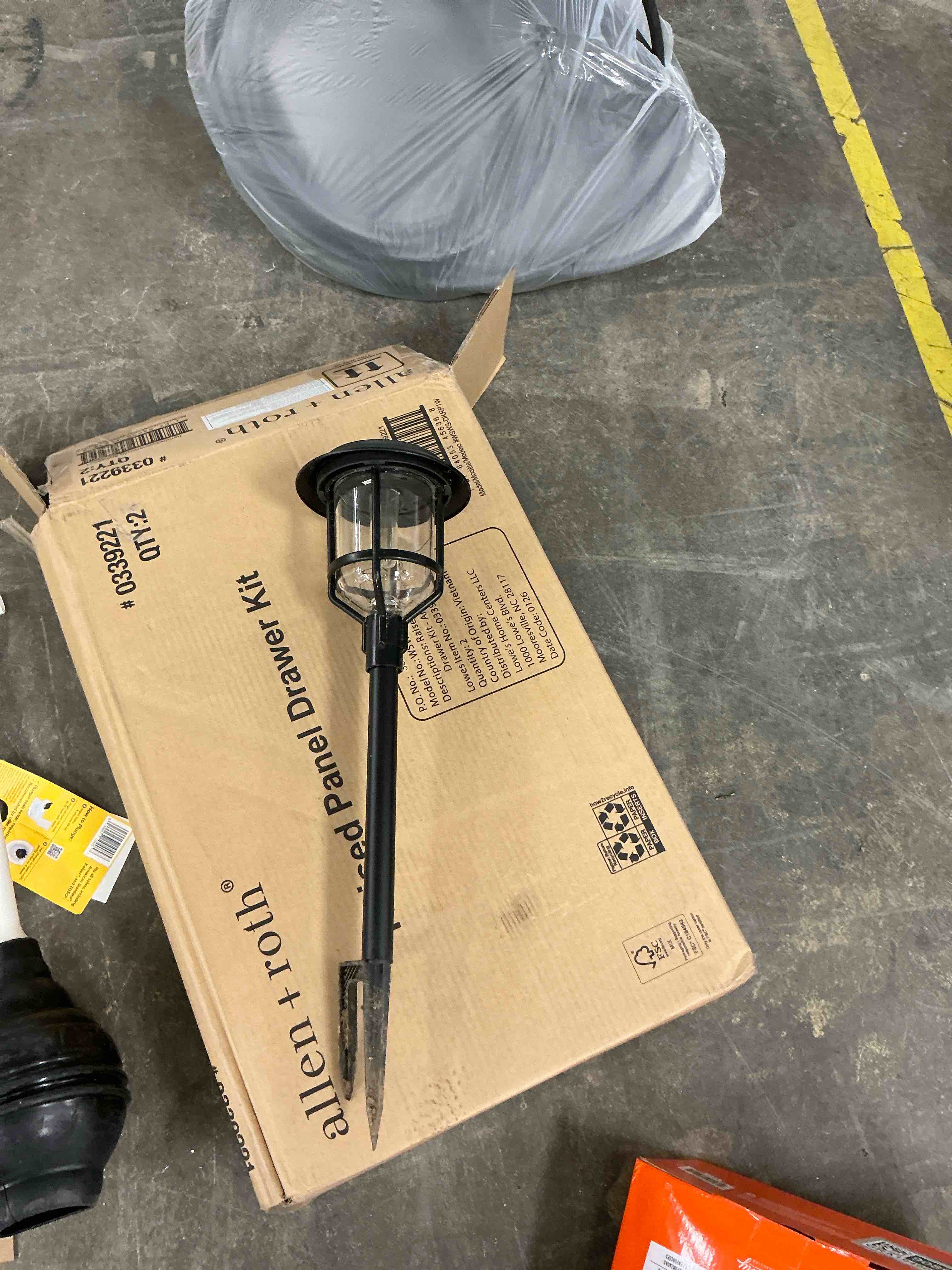 Condition photo showing Good Condition for harbor breeze 15 -lumens black solar led outdoor path light with dusk-to-dawn sensor