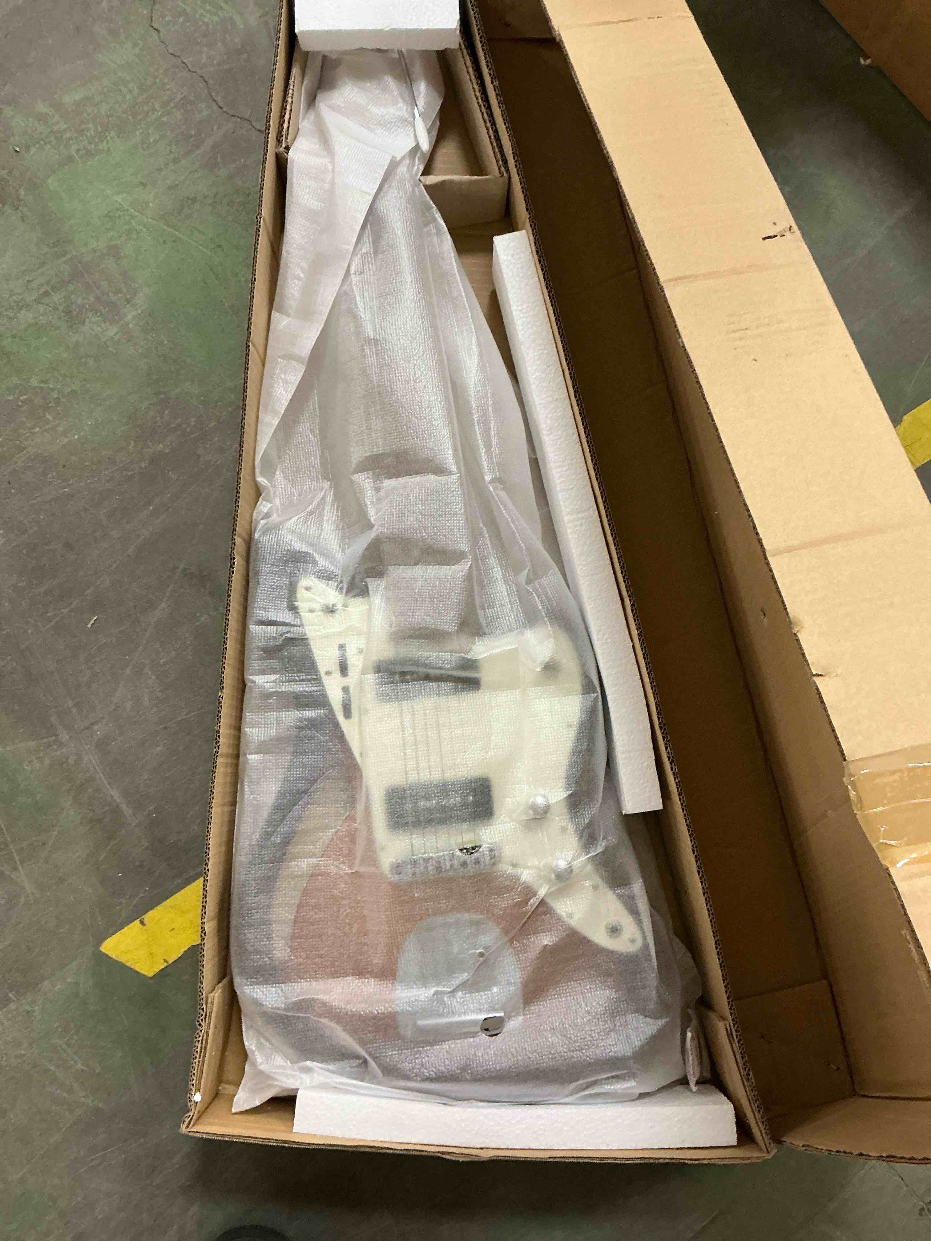 Condition photo showing New/Like New for iyv ijg-200 tsb strat solid-body electric guitar, tobacco sunburst