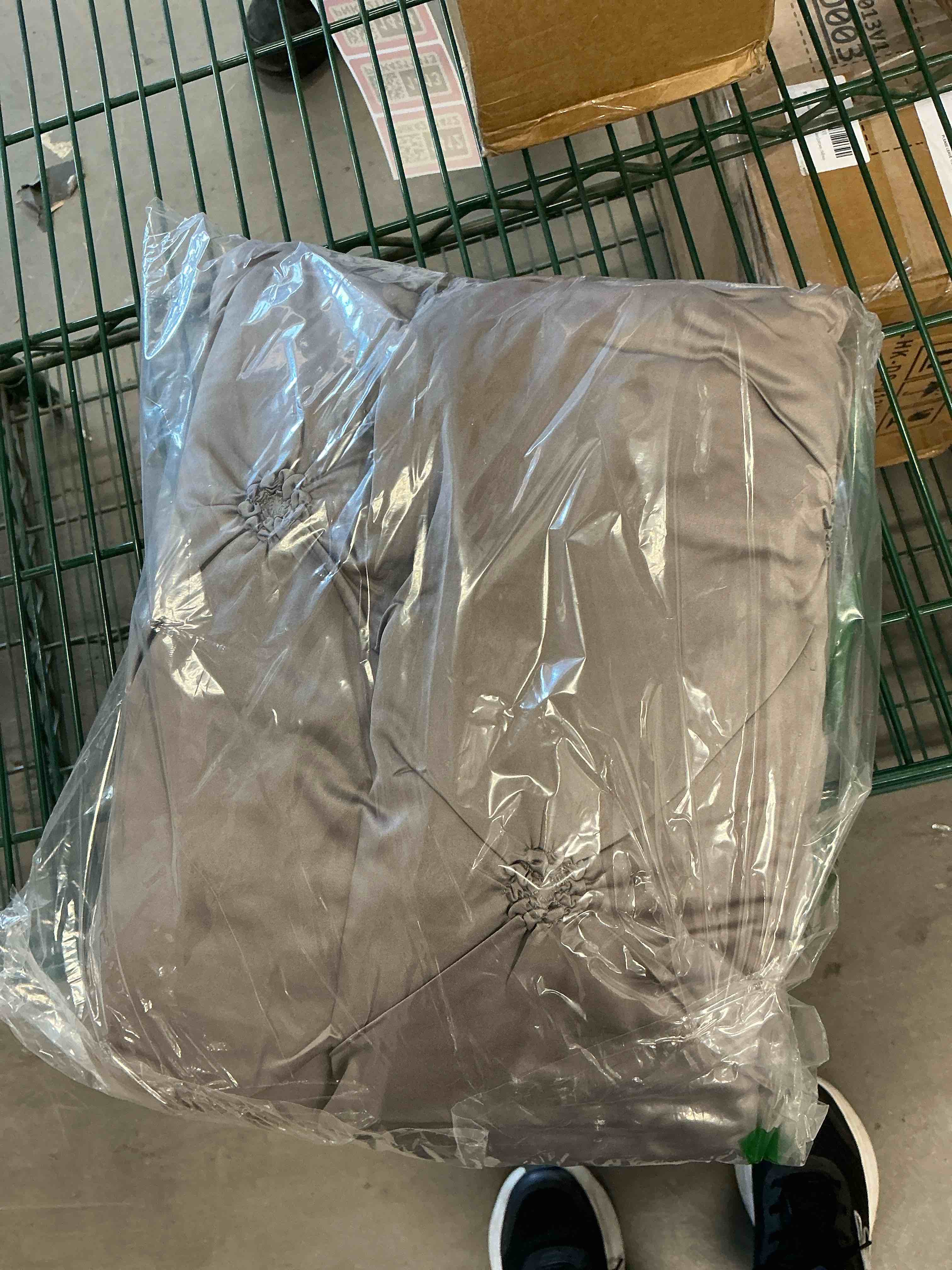 Condition photo showing Good Condition for bedding duvet cover king size set, 3 pieces set solid color bedding comforter cover king size set 1 comforter cover and 2 pillowcases with zipper cover (silver gray,king 104" x 90") king (104" x 90") glacier gray