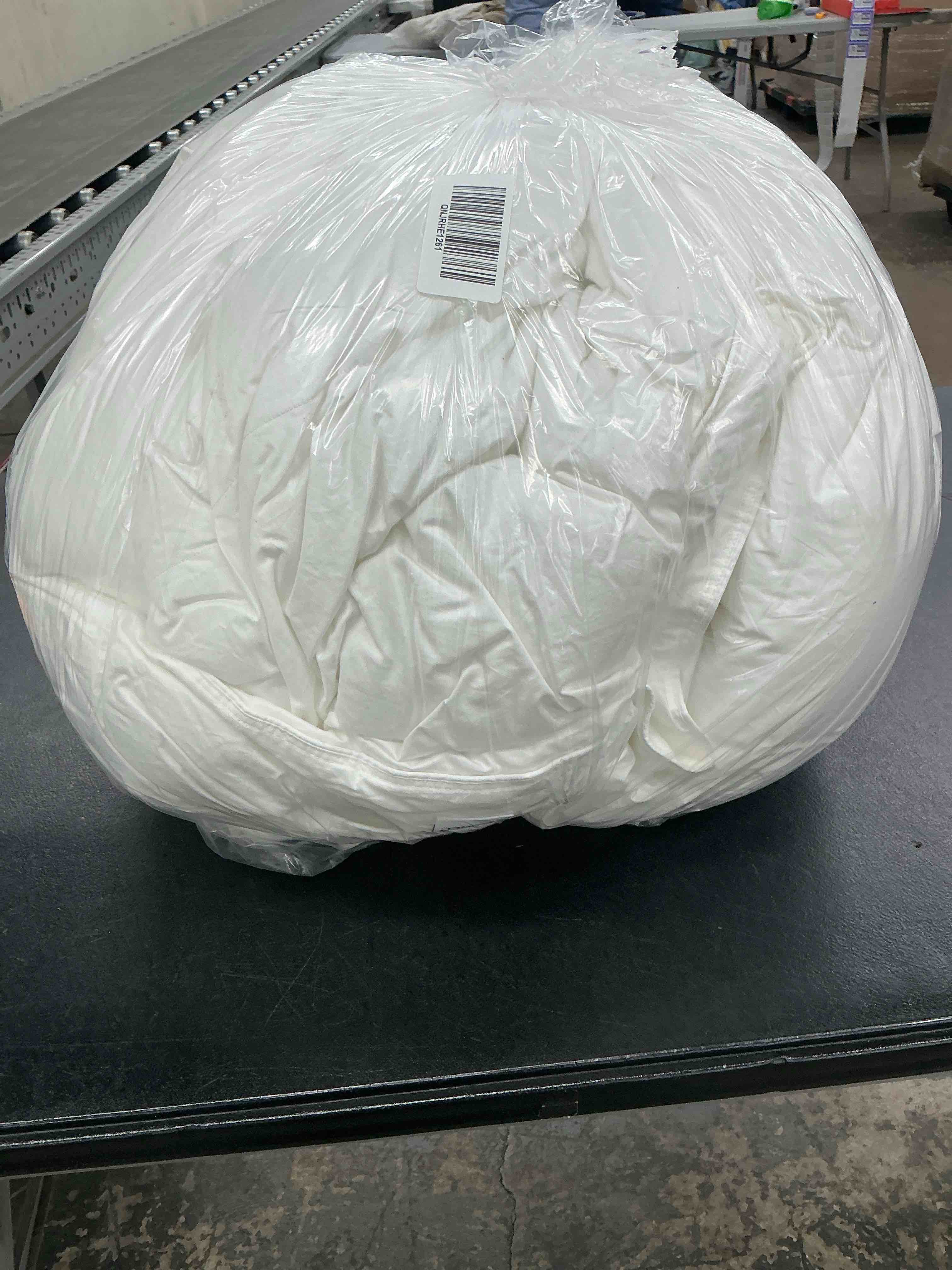 Condition photo showing Good Condition for quince premium down alternative comforter, king/cal king, white