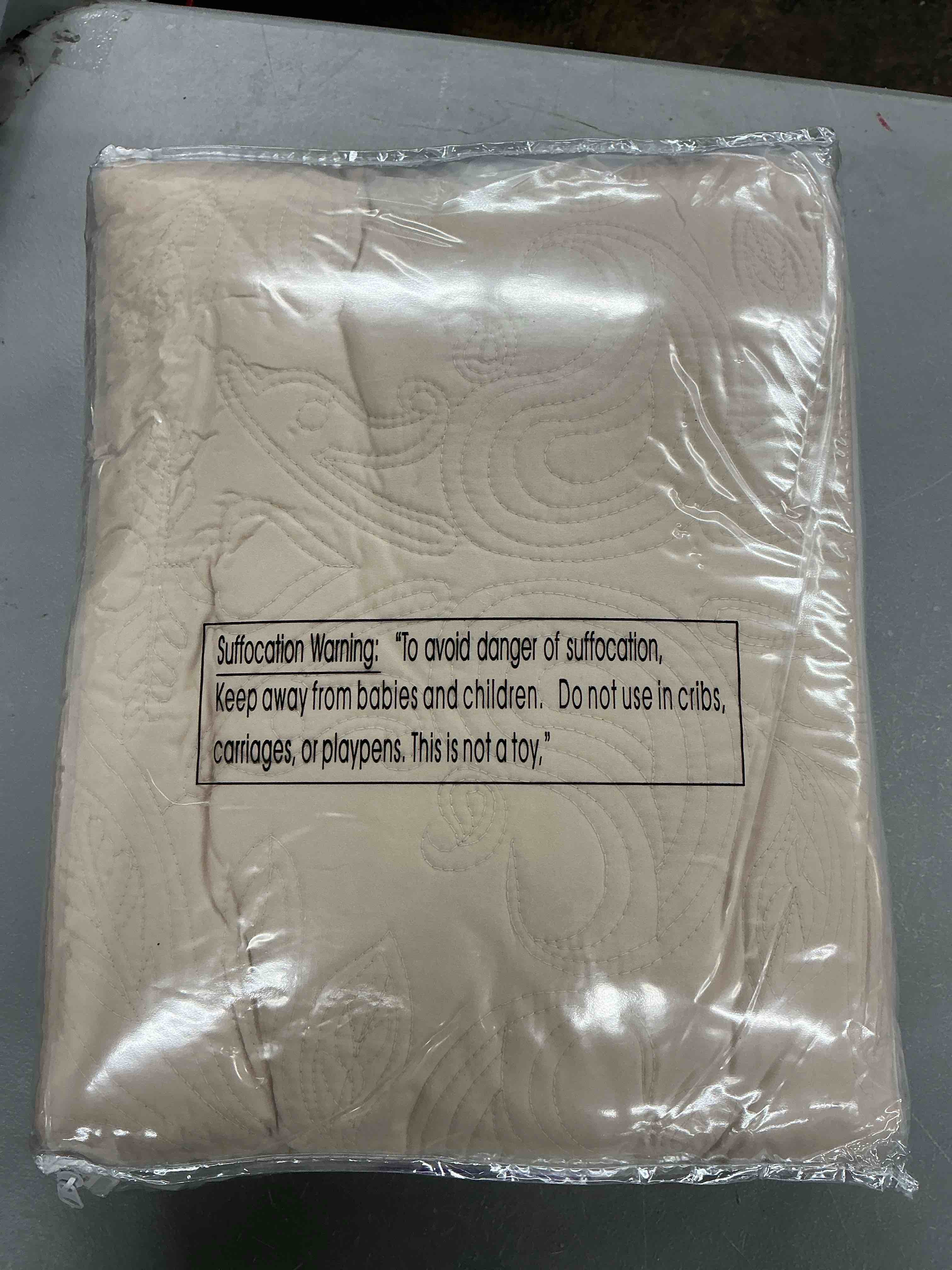 Condition photo showing As Is for exclusivo mezcla ultrasonic full queen quilt bedding set, lightweight brich beige bedspreads soft modern geometric coverlet set for all seasons (1 quilt and 2 pillow shams) brich beige full/ queen (90"x96")