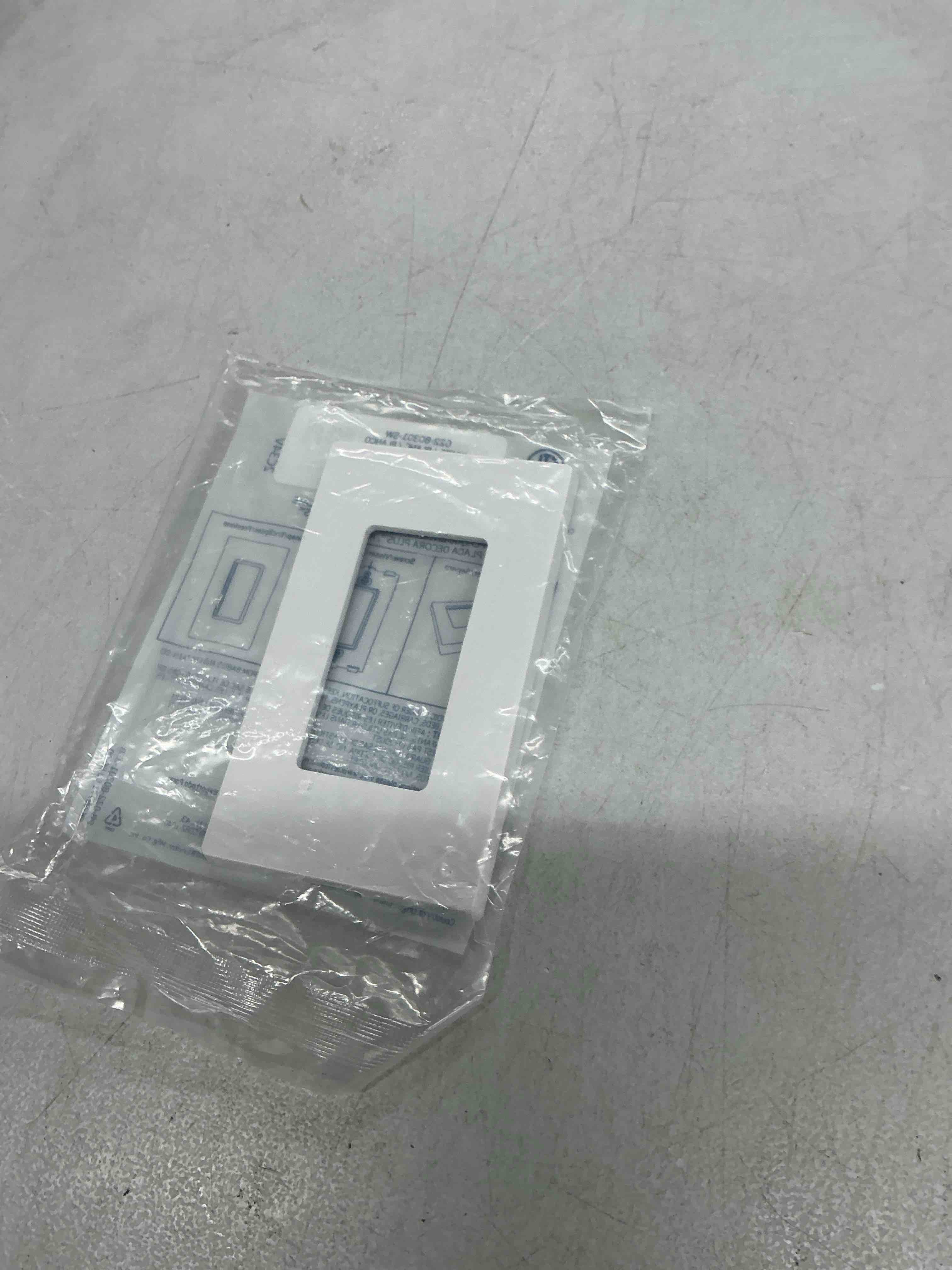 Condition photo showing Good Condition for leviton 1-gang decora plus screwless wall plate, 80301-sw, white 1 gang