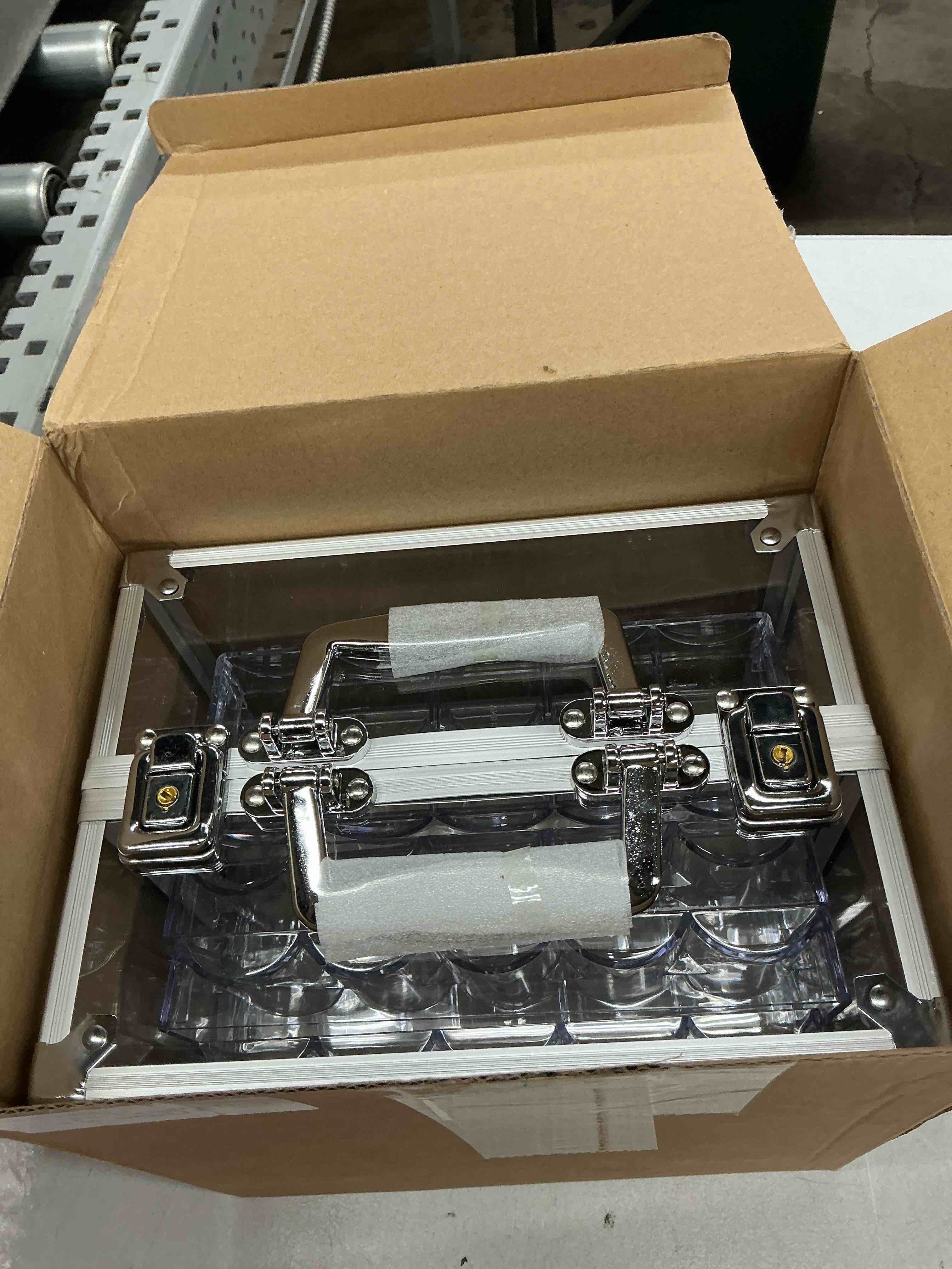 Condition photo showing Good Condition for hiboom poker chip case 600 pcs chips capacity acrylic poker chip carrier with 6 pcs trays racks