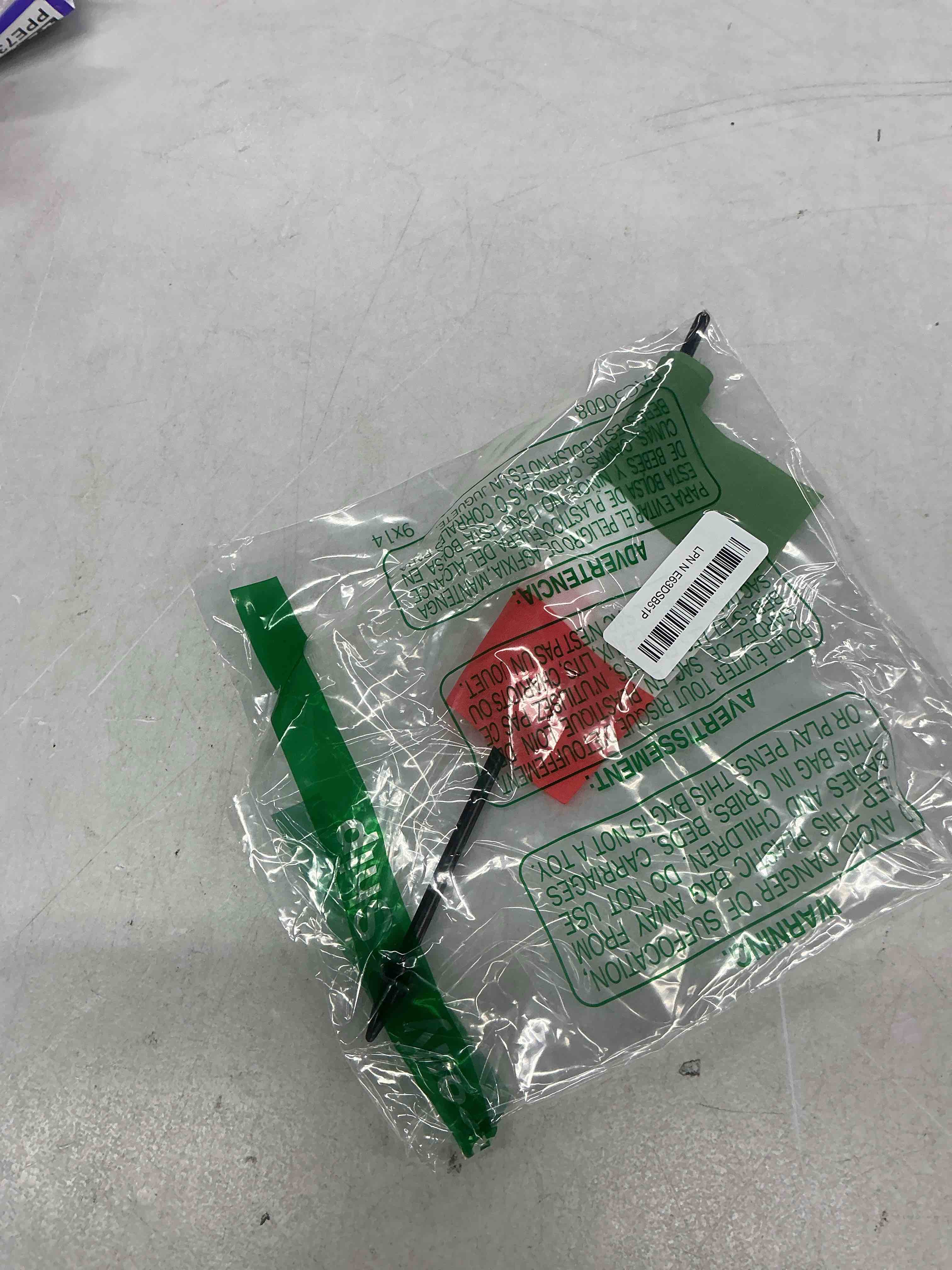 Condition photo showing Good Condition for hungary table flag 5'' x 8'' - hungarian desk flag 21 x 14 cm - black plastic stick and base - az flag hungary 5'' x 8''
