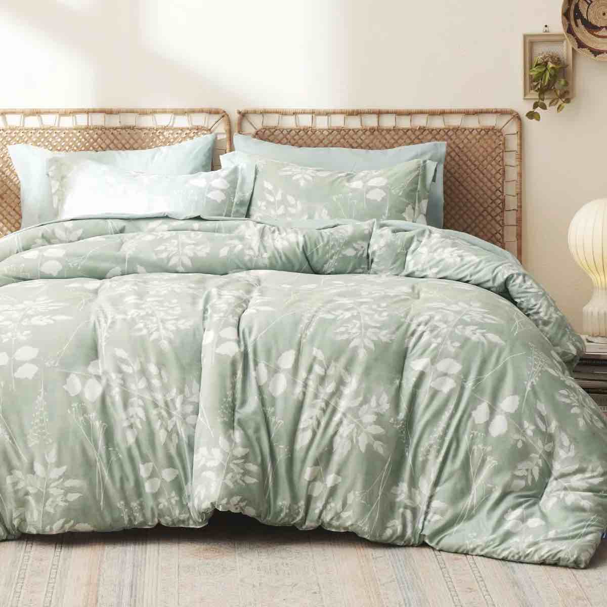 Bedsure Bed in a Bag - Reversible Flroal & Plant Pattern Printed with Comforters, Sheets, Pillowcases & Shams size TWIN 